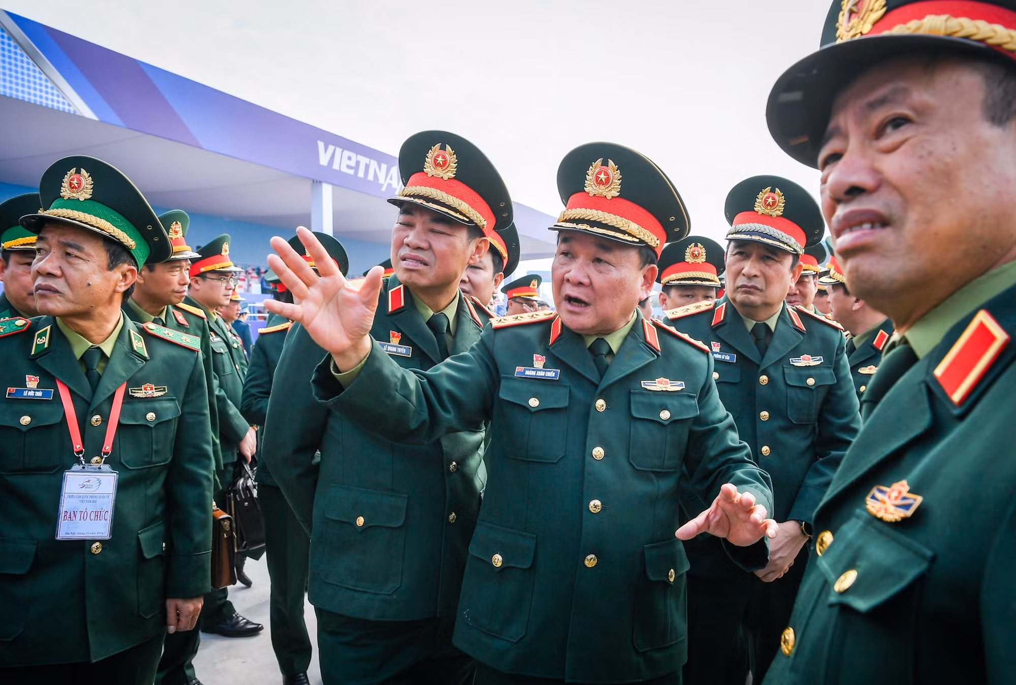 Sáng nay (17/12), tại sân bay Gia Lâm (Hà Nội) đã diễn ra buổi Tổng duyệt lễ khai mạc Triển lãm Quân sự quốc tế Việt Nam 2024, diễn ra vào ngày 19/12 tới đây. Đồng chí Thượng tướng Hoàng Xuân Chiến, Ủy viên Trung ương Đảng, Ủy viên Thường vụ Quân ủy Trung ương, Thứ trưởng Quốc phòng tới dự và chủ trì Lễ Tổng duyệt. Sáng nay (17/12), tại sân bay Gia Lâm (Hà Nội) đã diễn ra buổi Tổng duyệt lễ khai mạc Triển lãm Quân sự quốc tế Việt Nam 2024, diễn ra vào ngày 19/12 tới đây. Đồng chí Thượng tướng Hoàng Xuân Chiến, Ủy viên Trung ương Đảng, Ủy viên Thường vụ Quân ủy Trung ương, Thứ trưởng Quốc phòng tới dự và chủ trì Lễ Tổng duyệt.