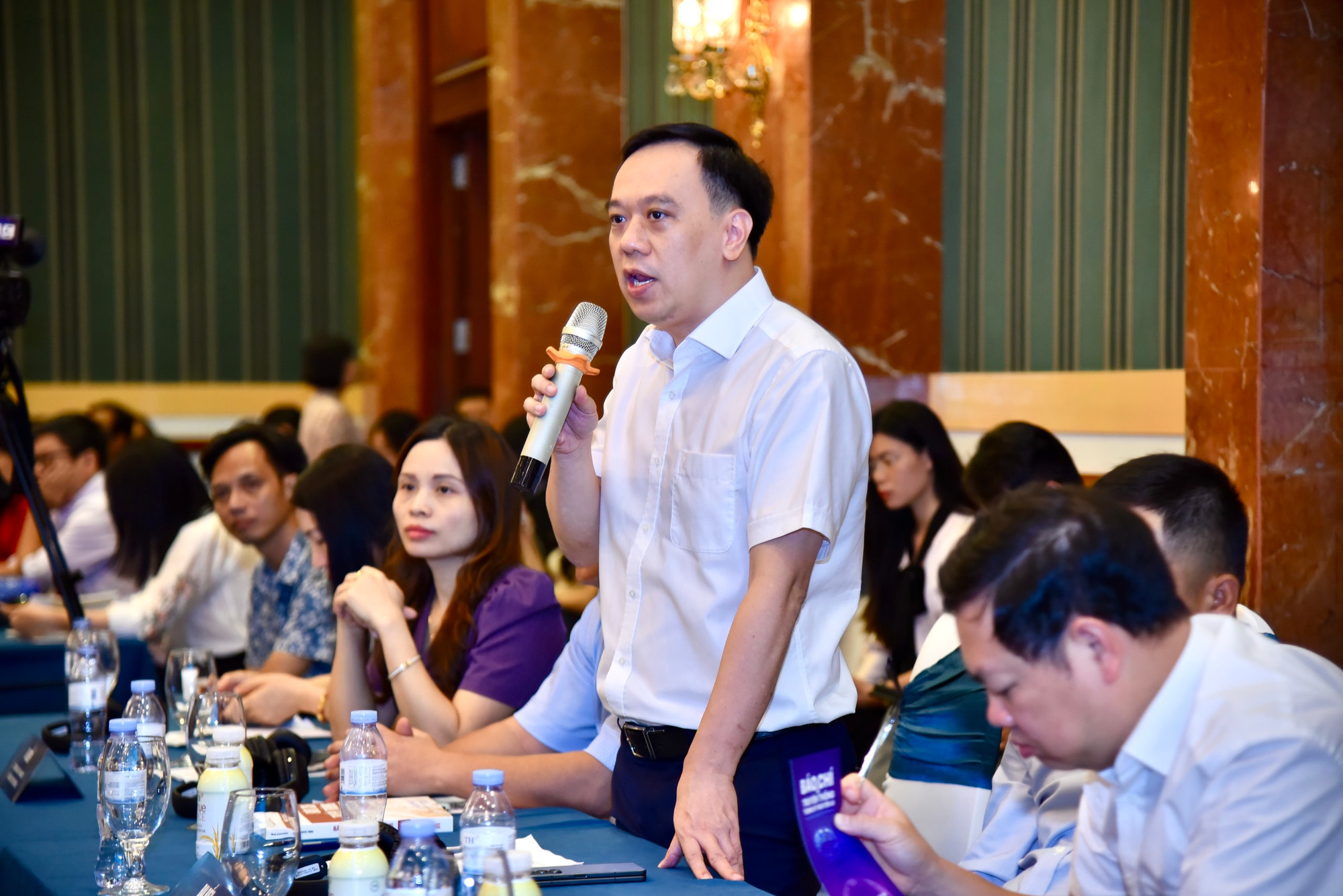 Nhà báo Ngô Việt Anh, Phó Trưởng Ban Nhân Dân điện tử (Báo Nhân Dân) chia sẻ tại hội thảo.