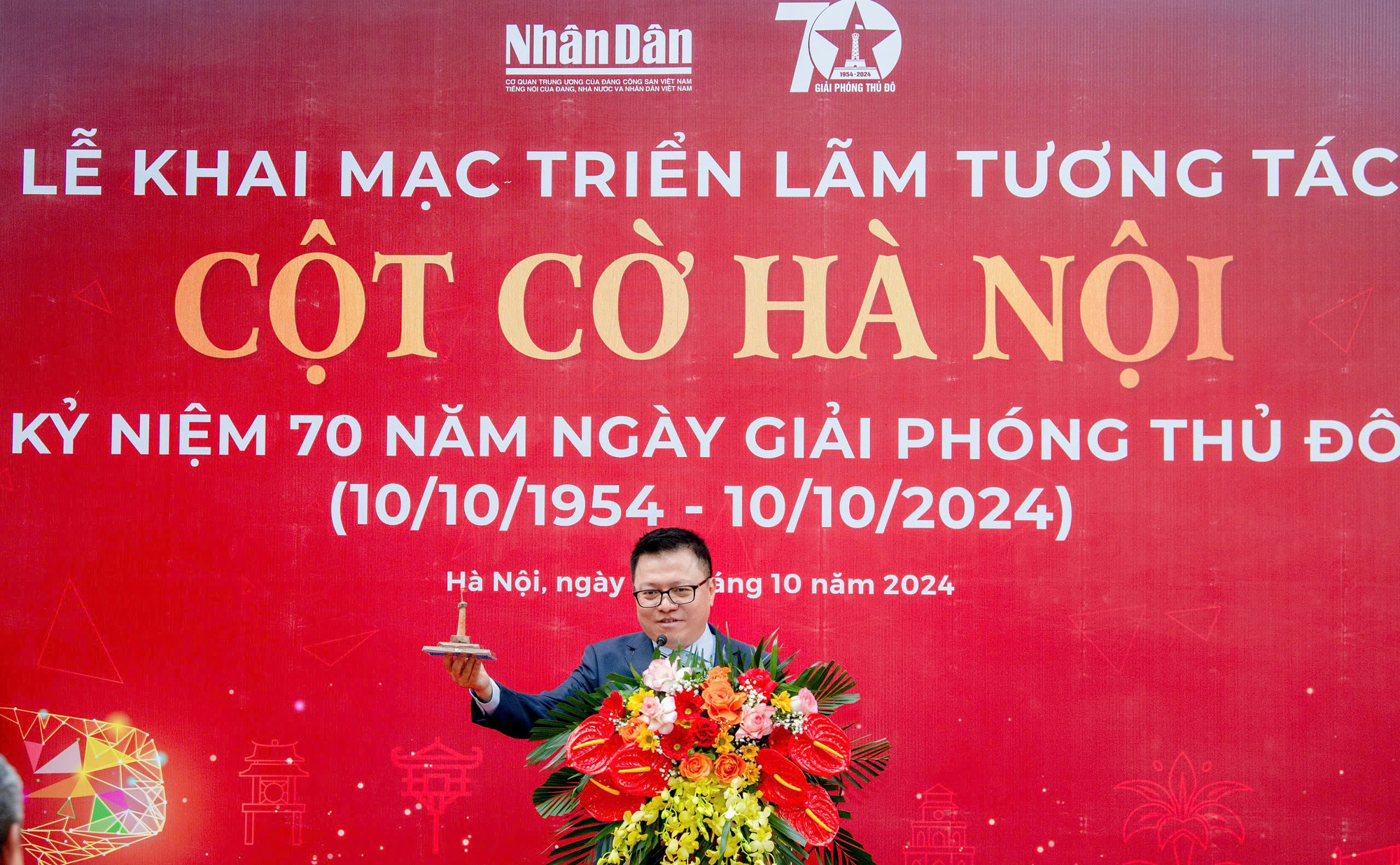 Bạn đọc có thể cắt, dán trang báo in thành mô hình Cột cờ Hà Nội và tương tác với mô hình thông qua 3 mã QR. Mỗi mã QR sẽ cung cấp nội dung mở rộng và dẫn đến các dự án thú vị khác trong hệ sinh thái của Báo Nhân Dân.