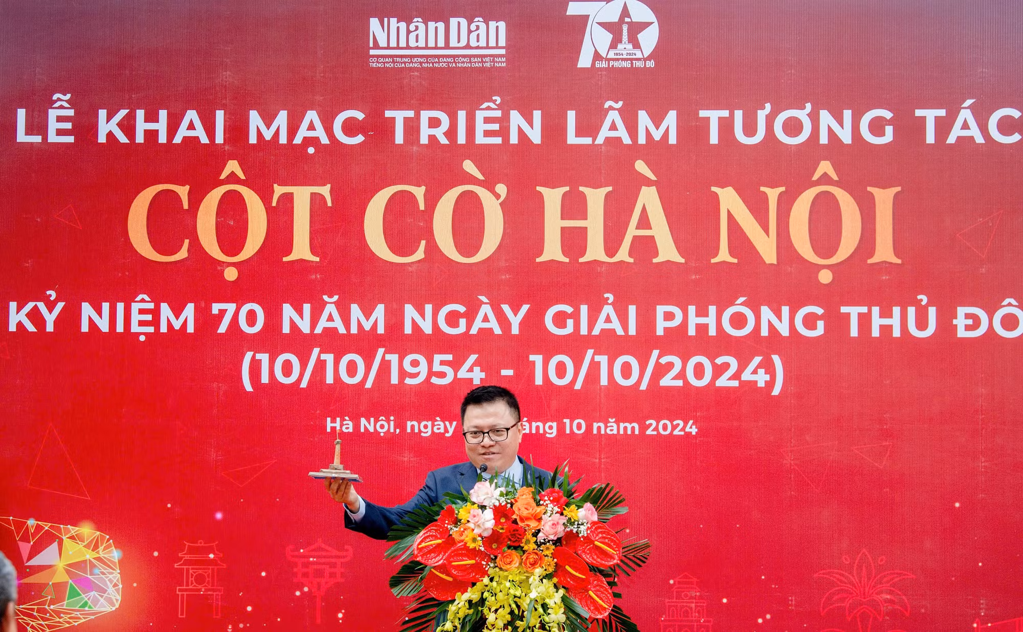 Bạn đọc có thể cắt, dán trang báo in thành mô hình Cột cờ Hà Nội và tương tác với mô hình thông qua 3 mã QR. Mỗi mã QR sẽ cung cấp nội dung mở rộng và dẫn đến các dự án thú vị khác trong hệ sinh thái của Báo Nhân Dân.