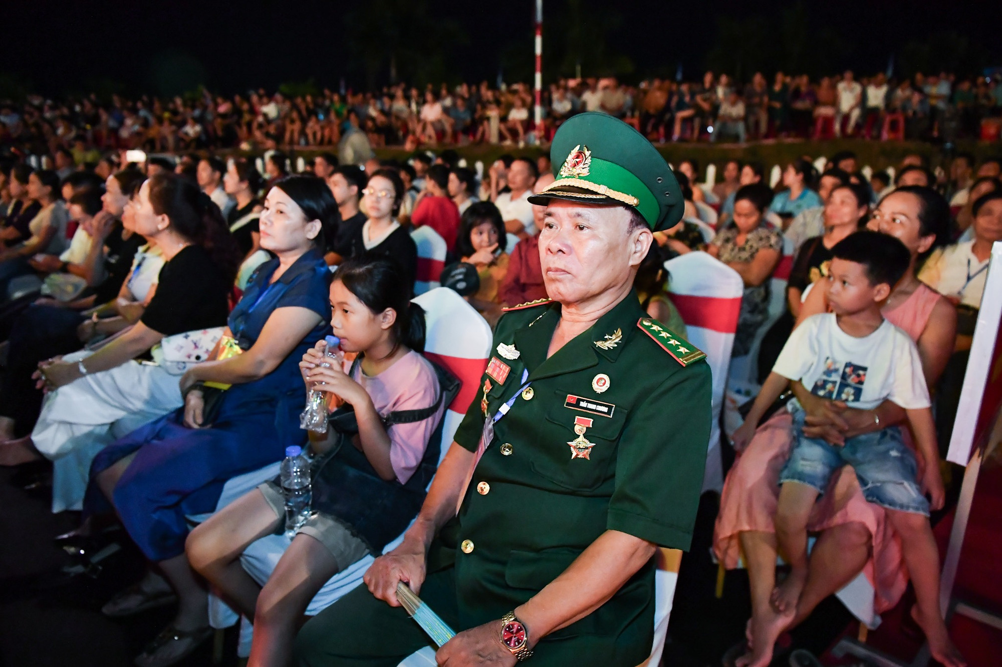 Khán giả có mặt tại chương trình chăm chú theo dõi các tiết mục tại chương trình.