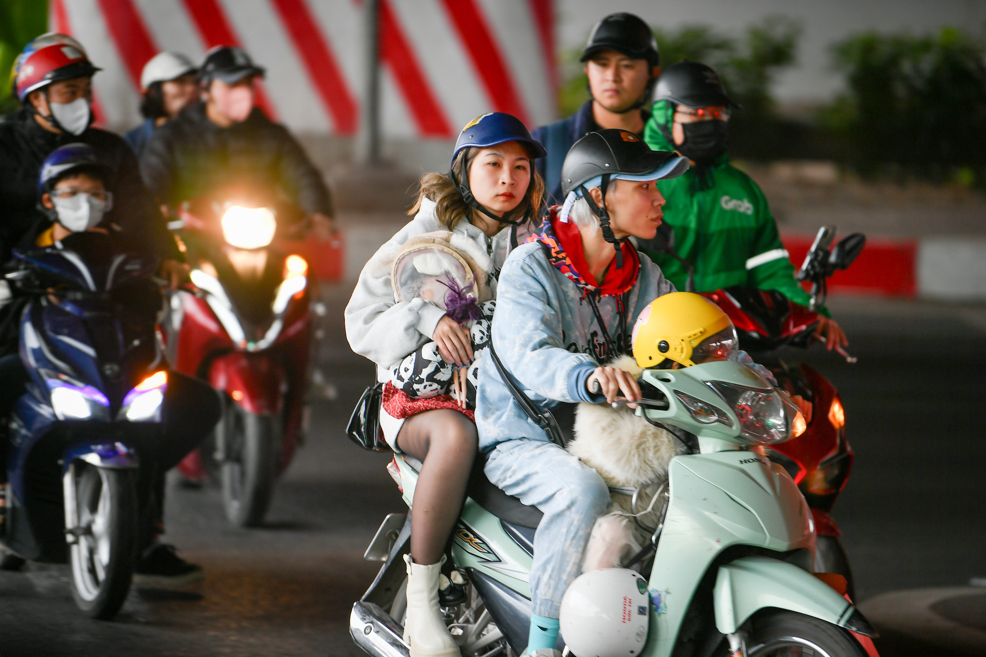 Lỉnh kỉnh đồ đạc trở về Hà Nội sau kỳ nghỉ lễ kéo dài.