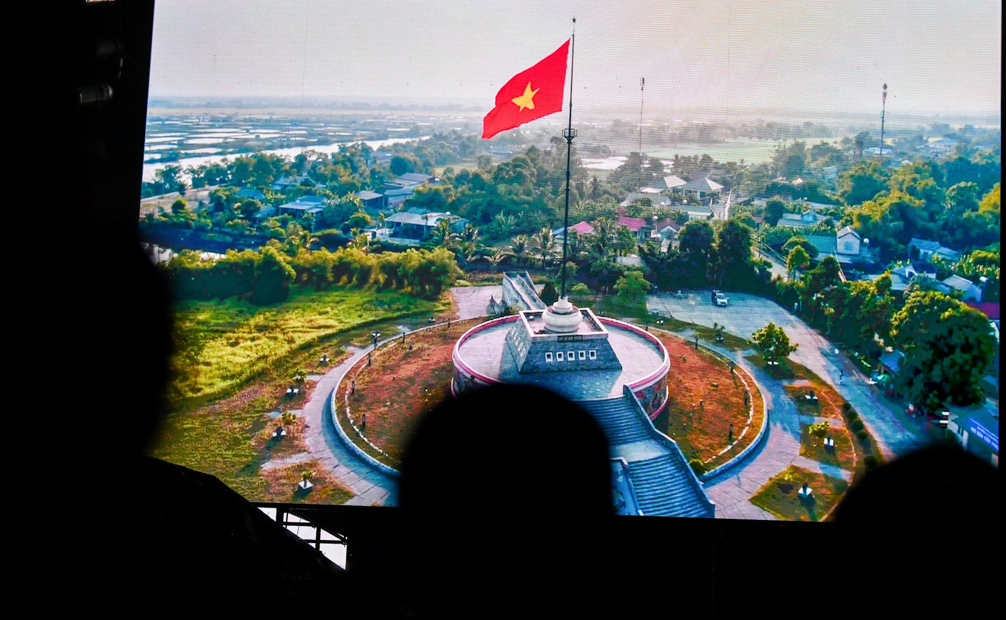 Bên cạnh các phần trình diễn đặc sắc và ý nghĩa, khán giả cũng đặc biệt xúc động với các phóng sự dẫn dắt được đan cài suốt chương trình.