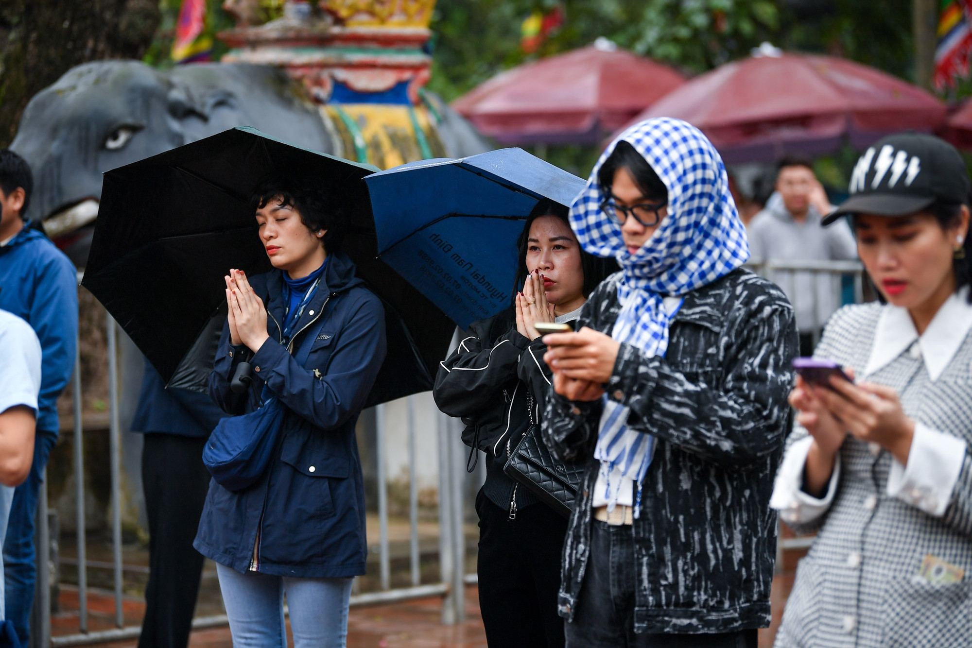 Chị Minh Nguyệt - du khách đến từ Hải Phòng cho biết, chị thấy phấn khởi khi hòa vào dòng người hướng đến về đền Trần. "Năm nay không còn cảnh chen lấn xô đẩy, gia đình tôi cũng thấy an toàn, yên tâm hơn khi đi lễ hội đền Trần", chị Nguyệt nói.