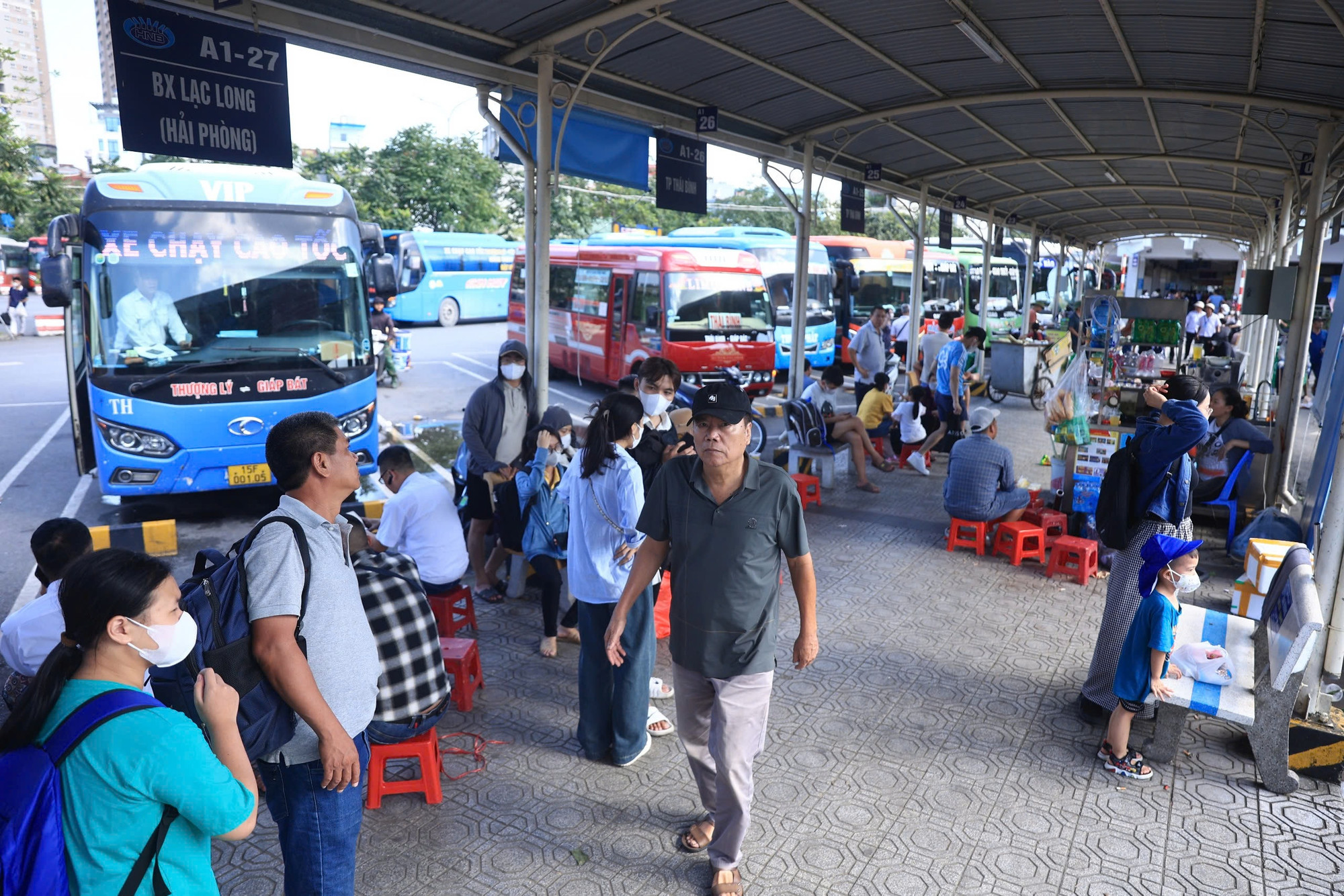 Do kiểm soát tốt từ khâu bán vé đến khâu quản lý phương tiện nên các nhà xe đã không còn tình trạng nhồi nhét khách như mọi năm. Các xe xuất bến đều bảo đảm đủ lượng khách theo vé đã bán. Do kiểm soát tốt từ khâu bán vé đến khâu quản lý phương tiện nên các nhà xe đã không còn tình trạng nhồi nhét khách như mọi năm. Các xe xuất bến đều bảo đảm đủ lượng khách theo vé đã bán.