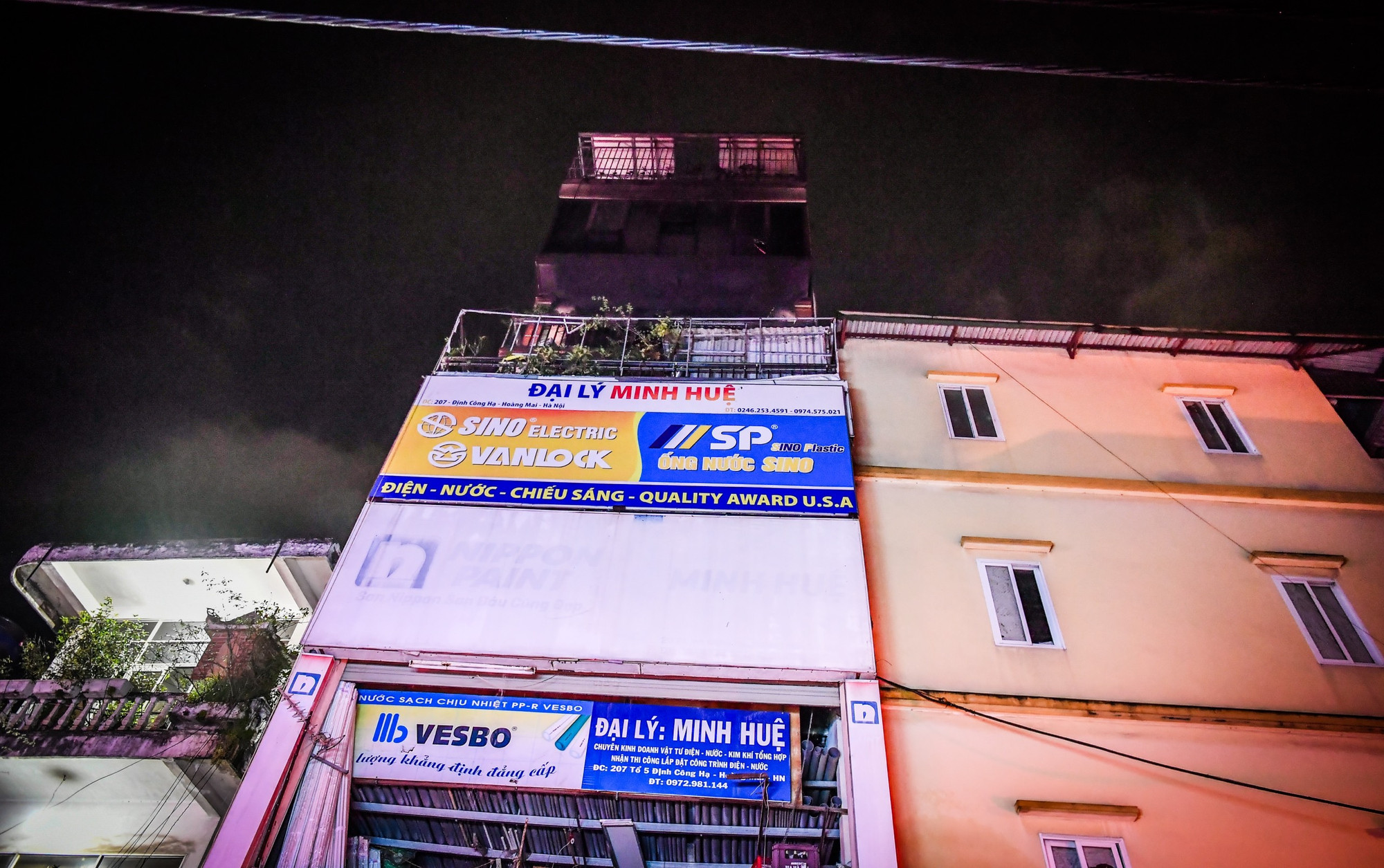 Ngọn lửa bùng lên theo trục dọc, hướng lên trên khiến cho những người ở bên trong bị kẹt lại. Ngọn lửa bùng lên theo trục dọc, hướng lên trên khiến cho những người ở bên trong bị kẹt lại.