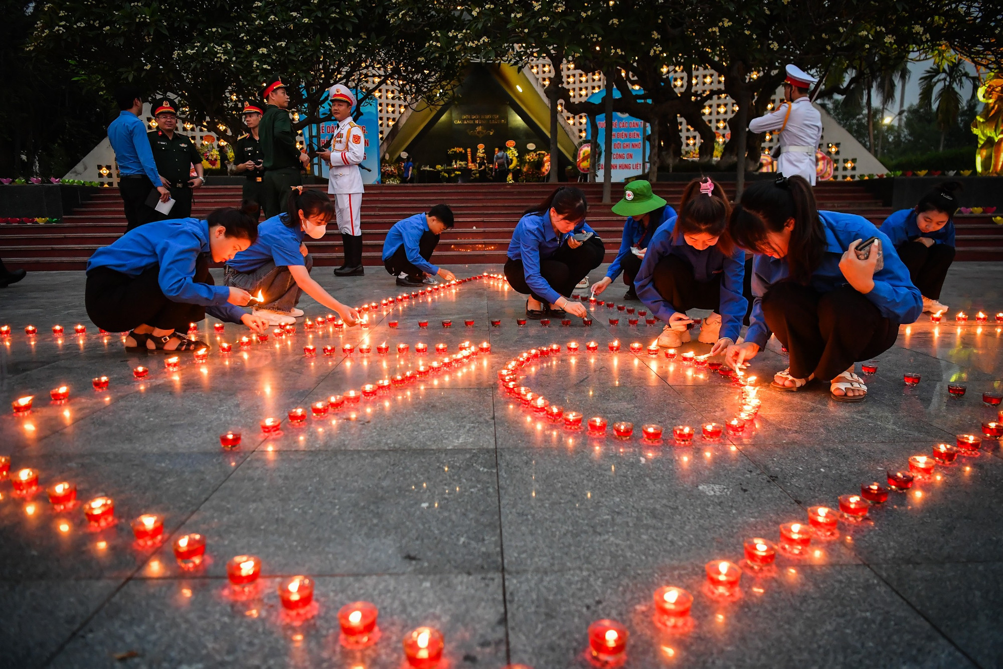 Những ngọn nến được các đoàn viên thắp lên xếp thành hình ngôi sao 5 cánh, tượng trưng cho Tổ quốc. Bên trong, số 70 thể hiện 70 năm Chiến thắng Điện Biên Phủ.