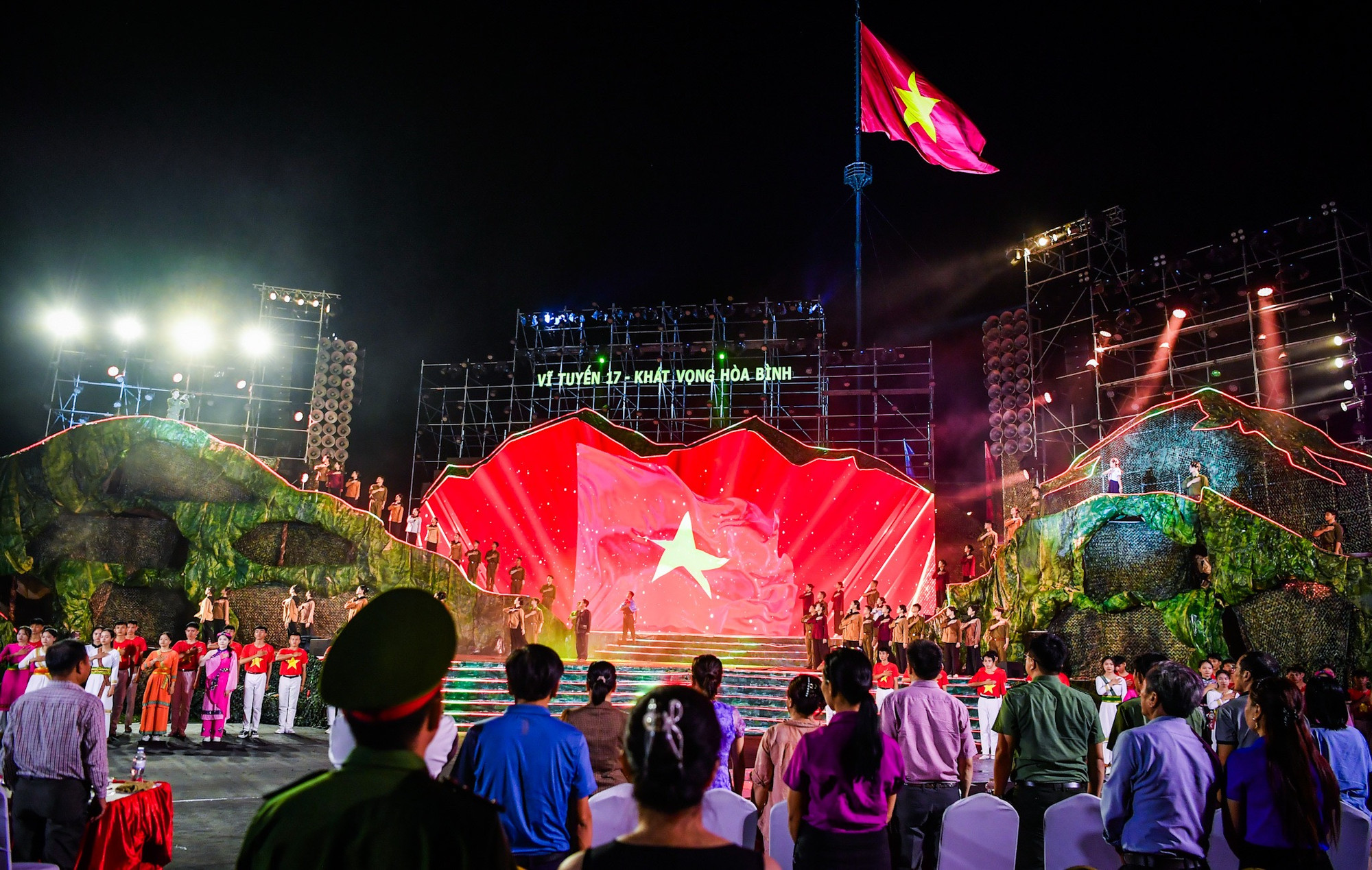Một phần sân khấu Chương trình Vĩ tuyến 17 - Khát vọng hòa bình.