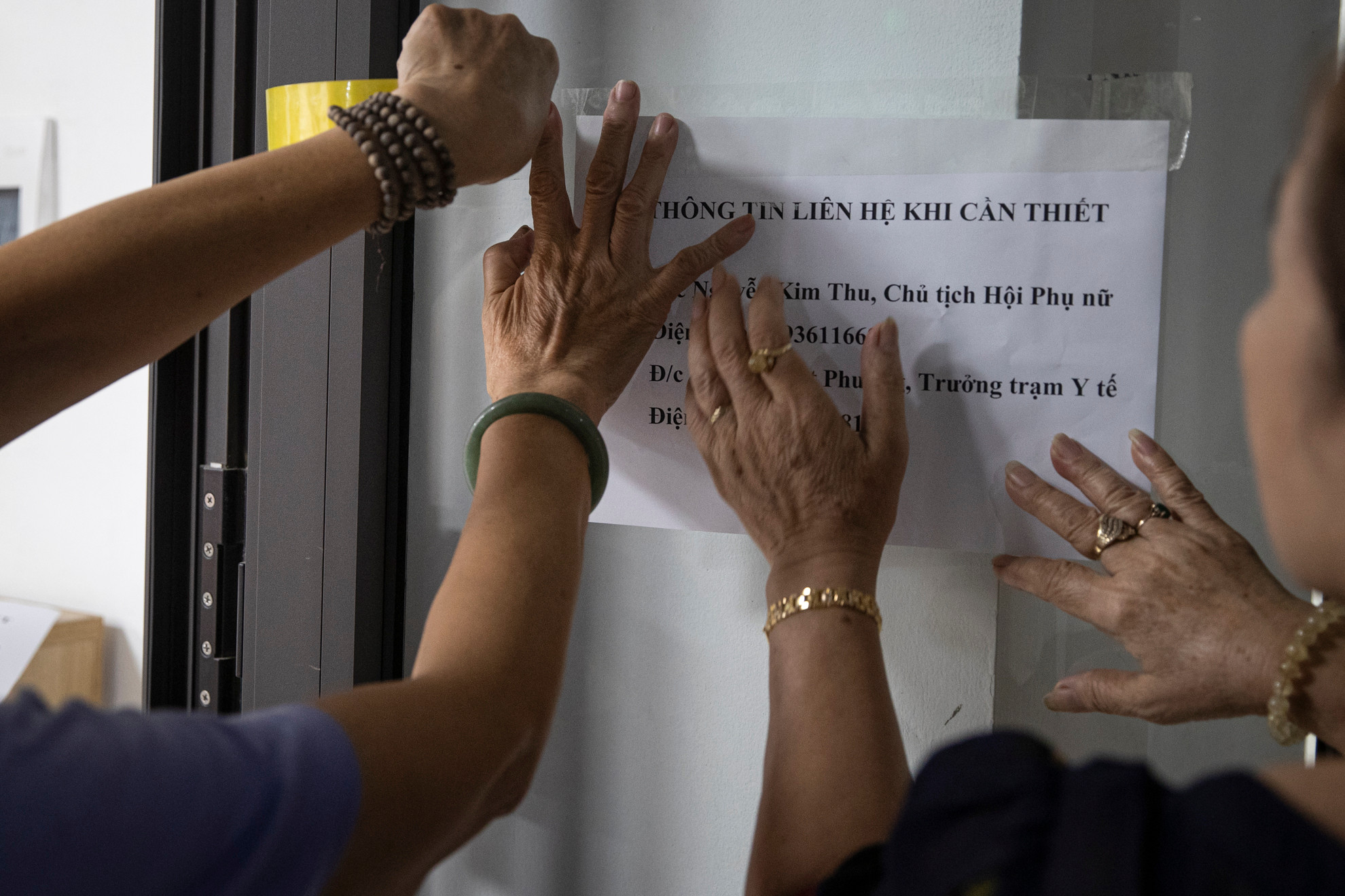 Tại ngôi trường mới được xây này, chính quyền đã chuẩn bị các nhu yếu phẩm thiết yếu như mỳ tôm, nước uống, chăn chiếu cho người dân. Phường Tân Mai đã thành lập các tổ công tác gồm các ban ngành đoàn thể để hỗ trợ người dân. Trong ảnh, cán bộ phường Tân Mai dán thông báo ghi chi tiết số điện thoại liên hệ khi người dân cần. Tại ngôi trường mới được xây này, chính quyền đã chuẩn bị các nhu yếu phẩm thiết yếu như mỳ tôm, nước uống, chăn chiếu cho người dân. Phường Tân Mai đã thành lập các tổ công tác gồm các ban ngành đoàn thể để hỗ trợ người dân. Trong ảnh, cán bộ phường Tân Mai dán thông báo ghi chi tiết số điện thoại liên hệ khi người dân cần.