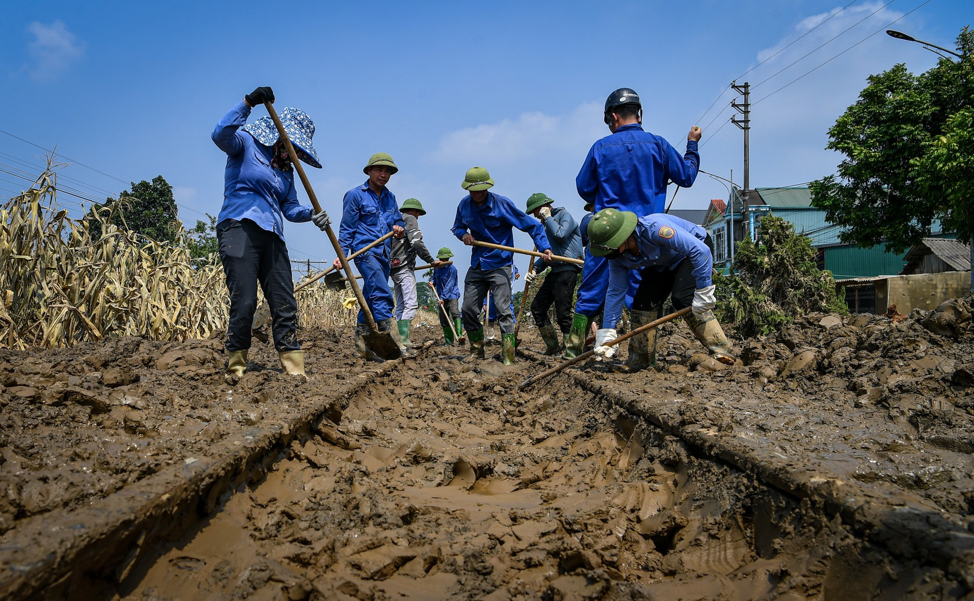 Hàng trăm cán bộ, công nhân viên đã được huy động để hót dọn các điểm sạt lở, đường ray bị đất bùn vùi lấp.