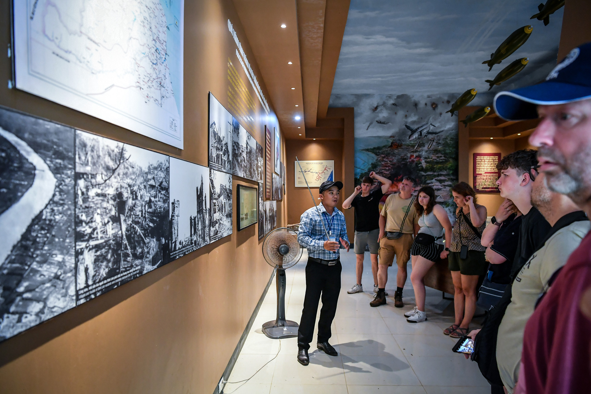 Trong khuôn viên khu di tích cũng có nhà trưng bày. Đây là nơi giúp du khách hiểu hơn về quá trình hình thành cũng như cuộc sống của nhân dân trong "làng hầm" Vịnh Mốc. Trong khuôn viên khu di tích cũng có nhà trưng bày. Đây là nơi giúp du khách hiểu hơn về quá trình hình thành cũng như cuộc sống của nhân dân trong "làng hầm" Vịnh Mốc.