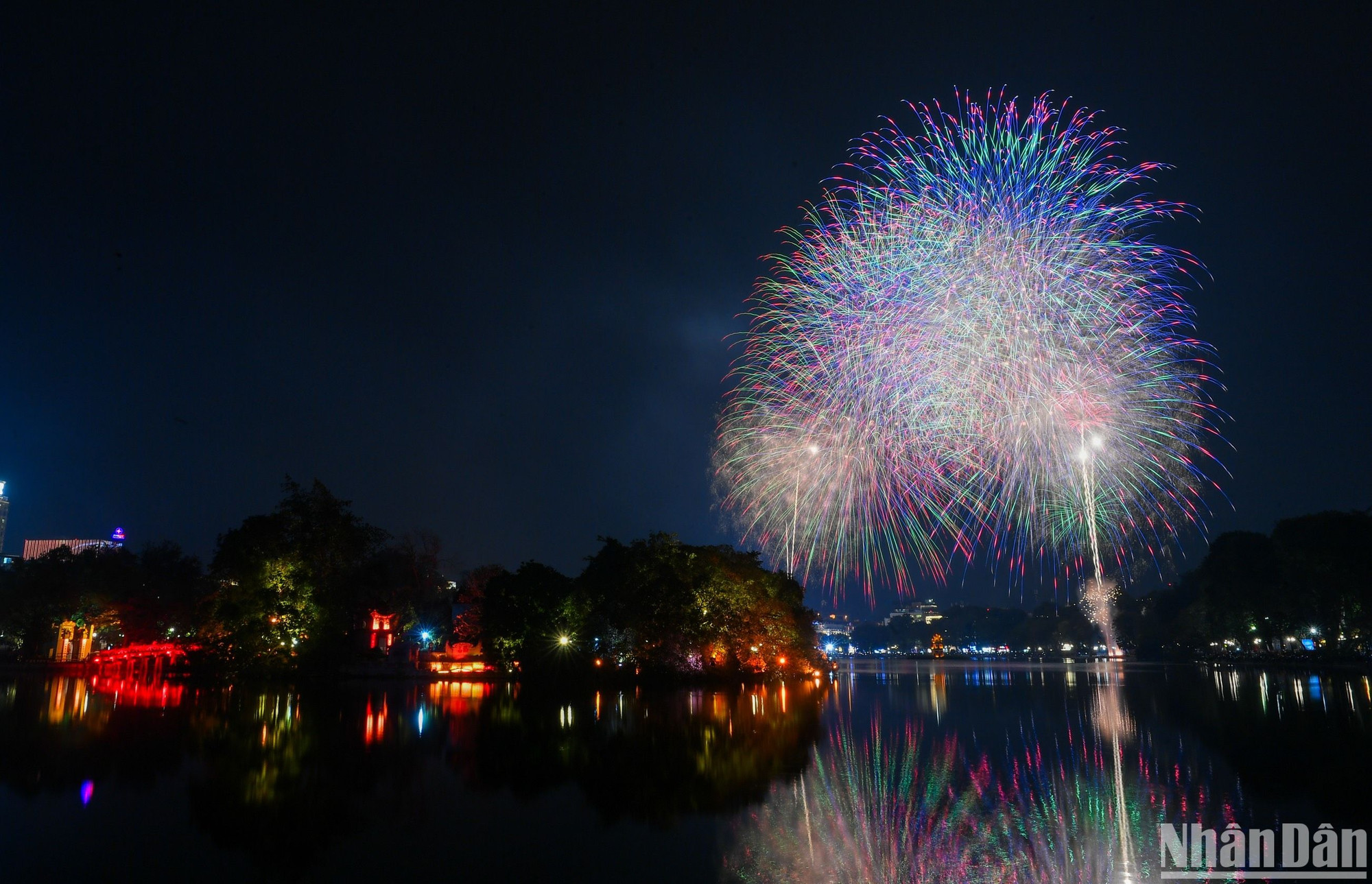 Trong đêm Giao thừa thành phố Hà Nội sẽ tổ chức bắn pháo hoa ở 30 quận, huyện, thị xã với 32 trận địa pháo hoa. Trong đó, có 9 trận địa bắn pháo hoa tầm cao và 23 trận địa bắn tầm thấp.