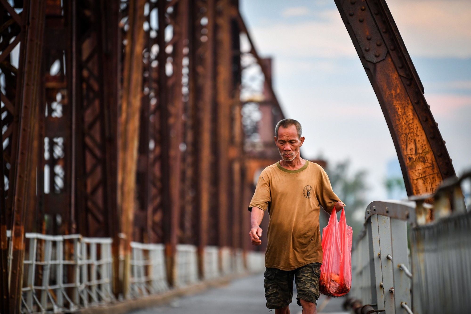 [Ảnh] Bất chấp lệnh cấm, người dân vẫn lên cầu Long Biên... dạo mát ảnh 5