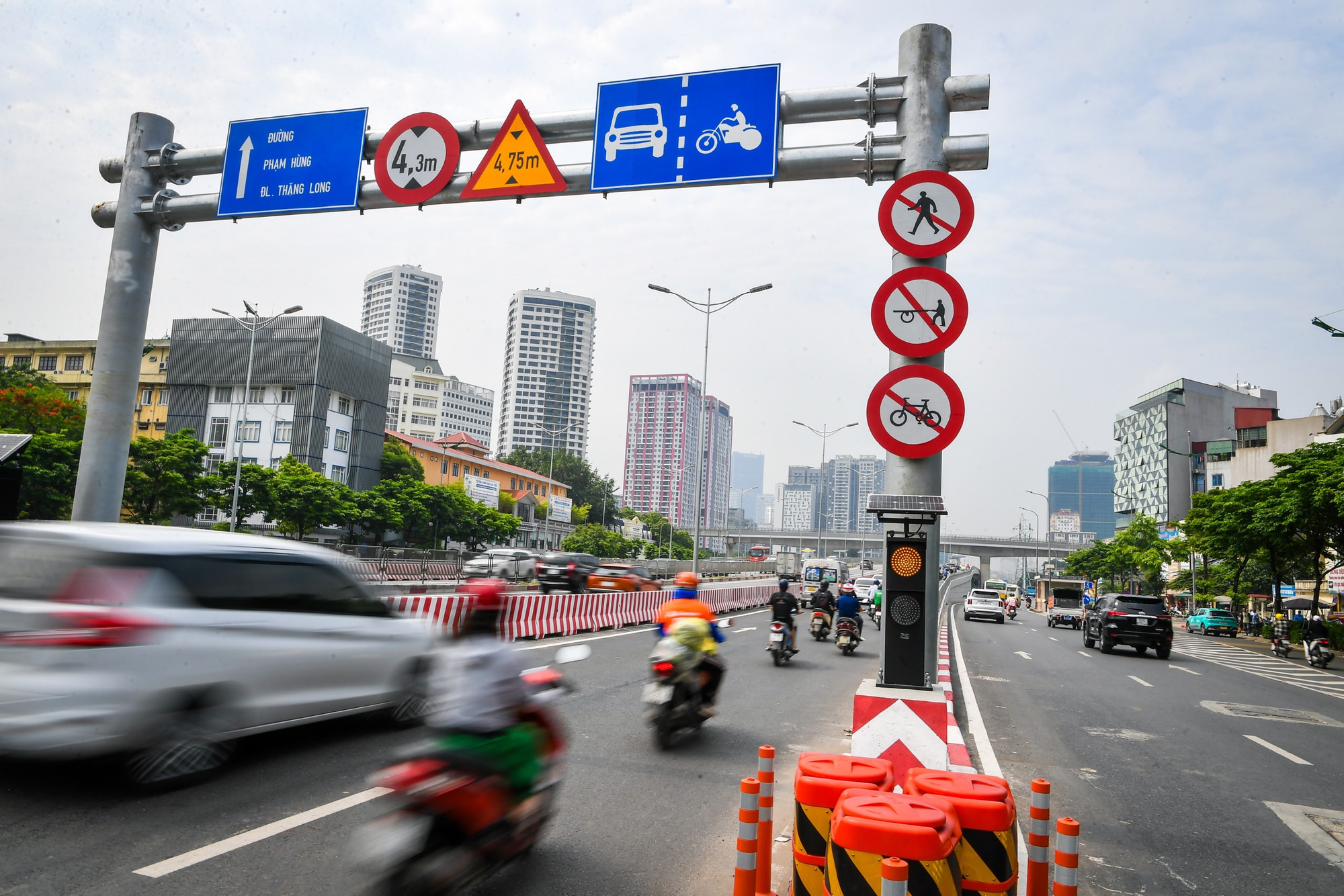 Các phương tiện lưu thông thuận tiện qua cầu vượt Mai Dịch sáng 14/5.