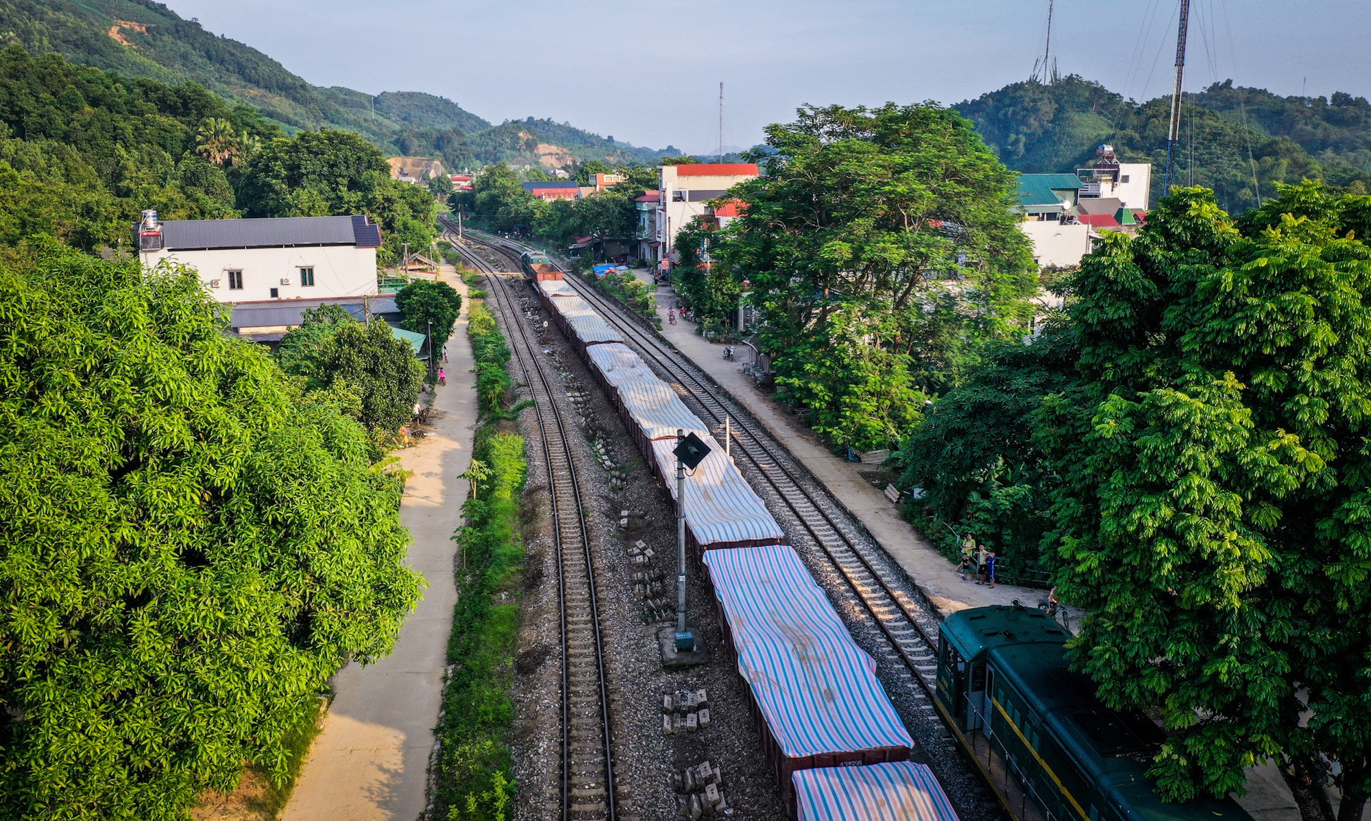 Nhờ những nỗ lực hết mình, thời điểm 10 giờ 40 phút sáng 15/9, tuyến đường sắt Yên Viên-Lào Cai đã khắc phục xong điểm bùn ngập kéo dài, thông toàn tuyến cho tàu chạy qua 5km/h.
