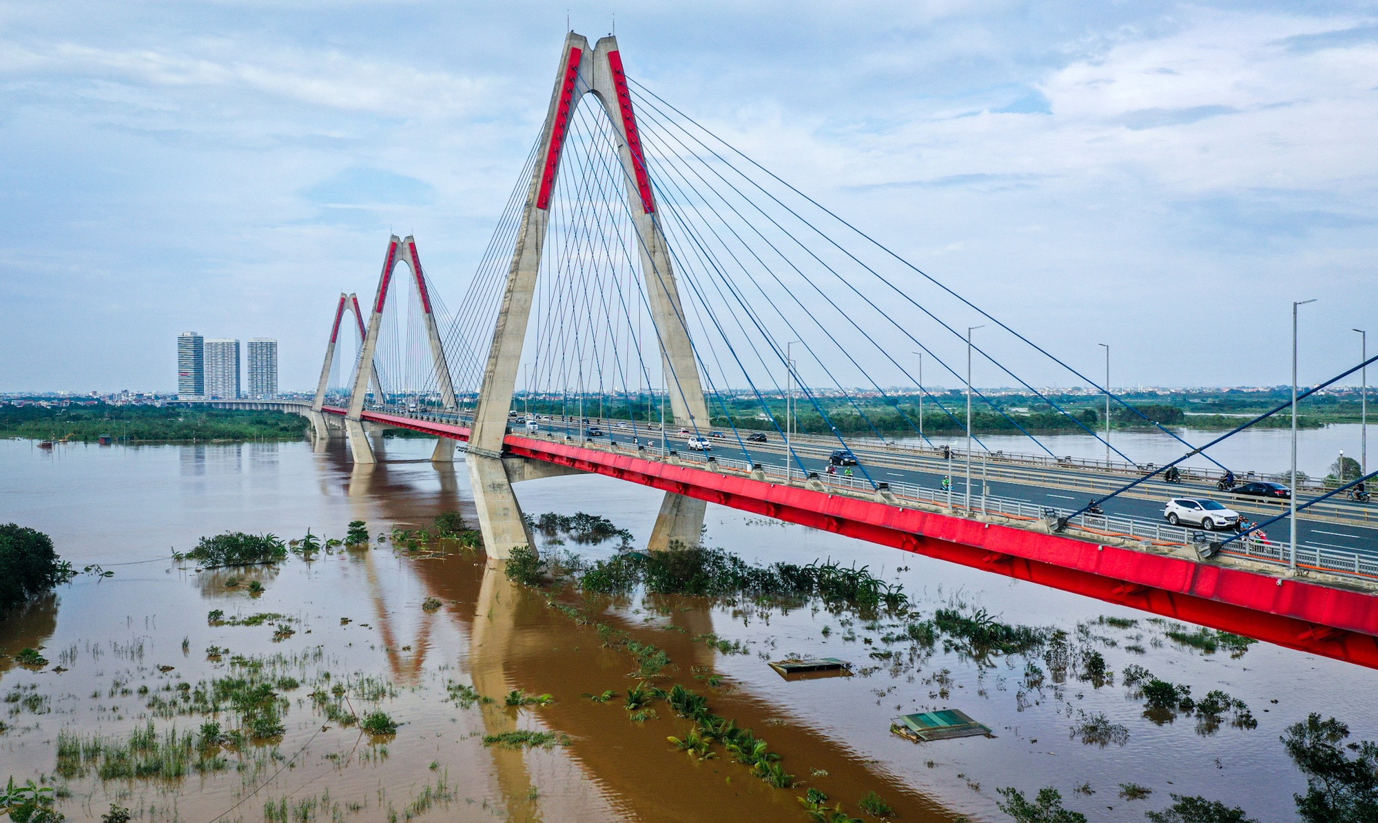 Nhiều khu vực chỉ còn phần nóc các công trình tạm nhô lên. Ảnh chụp thời điểm 16 giờ chiều 12/9.