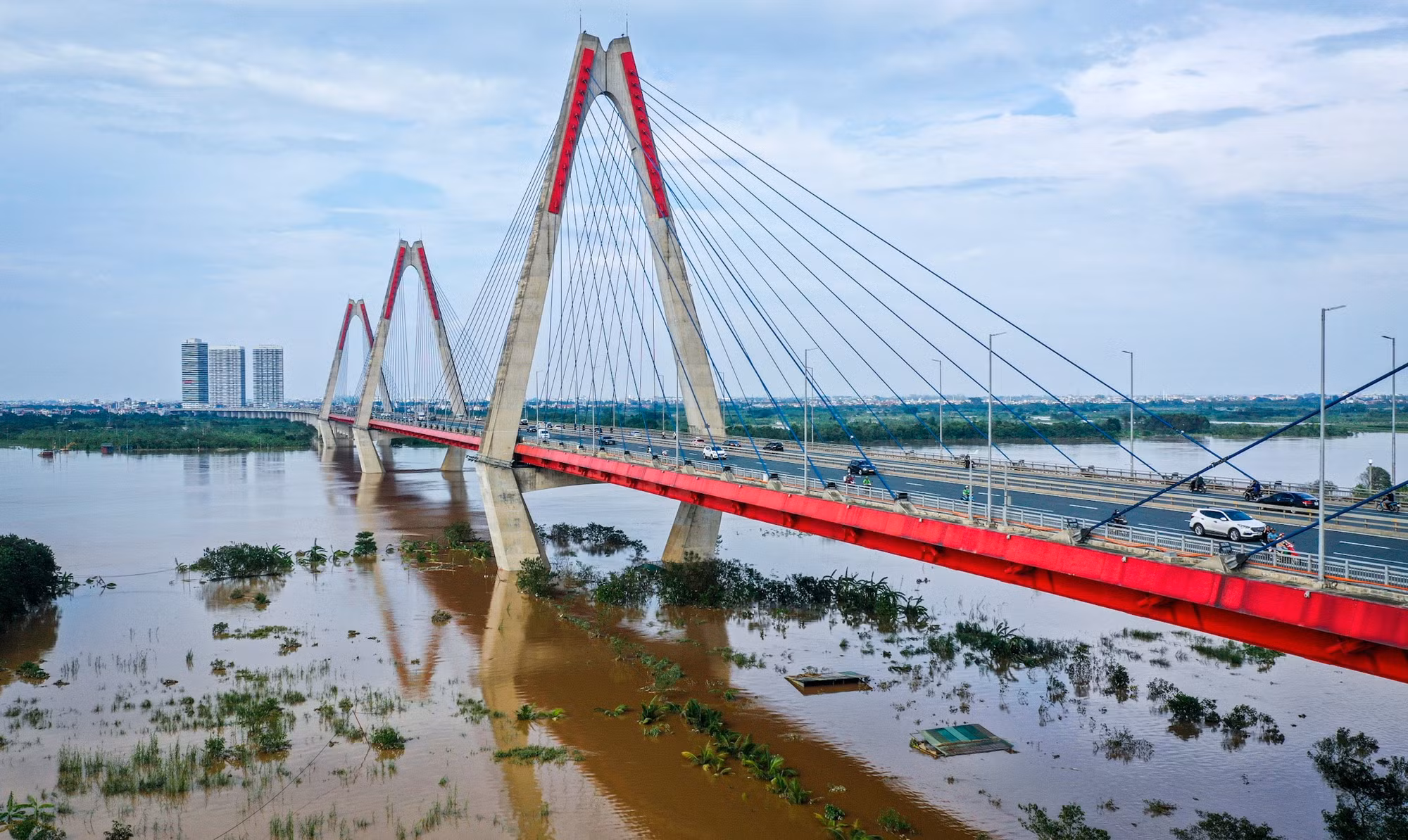 Nhiều khu vực chỉ còn phần nóc các công trình tạm nhô lên. Ảnh chụp thời điểm 16 giờ chiều 12/9.