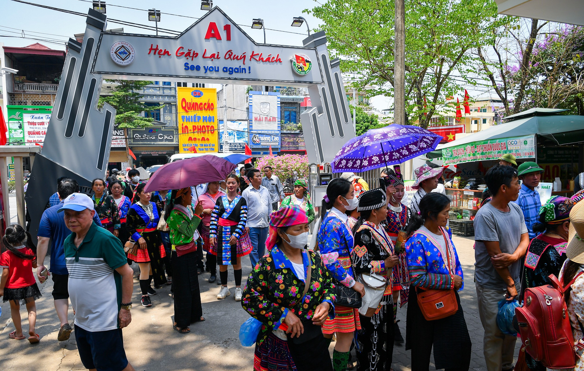 Khu vực cổng vào cũng đông kín khách.