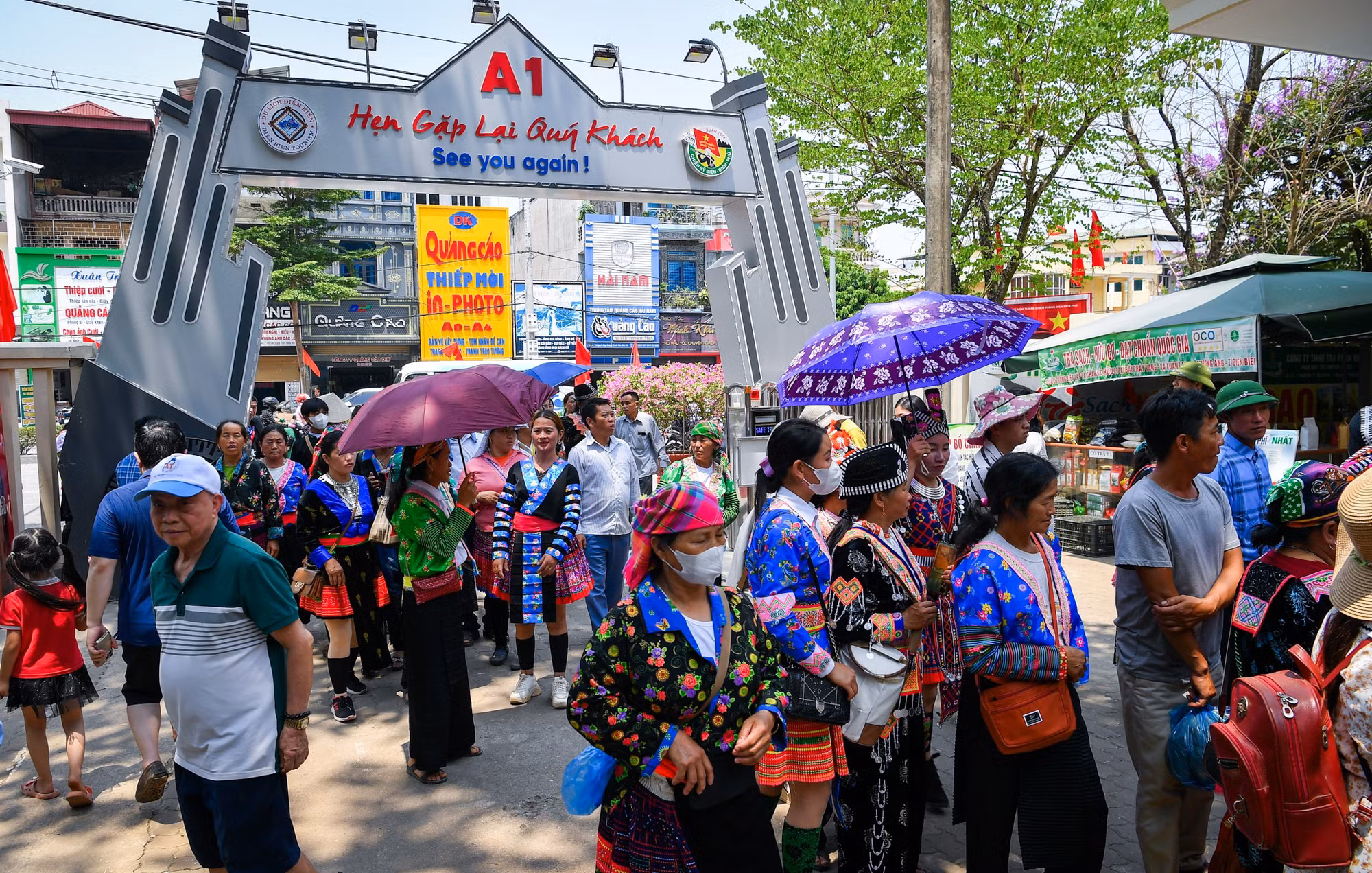 Khu vực cổng vào cũng đông kín khách.