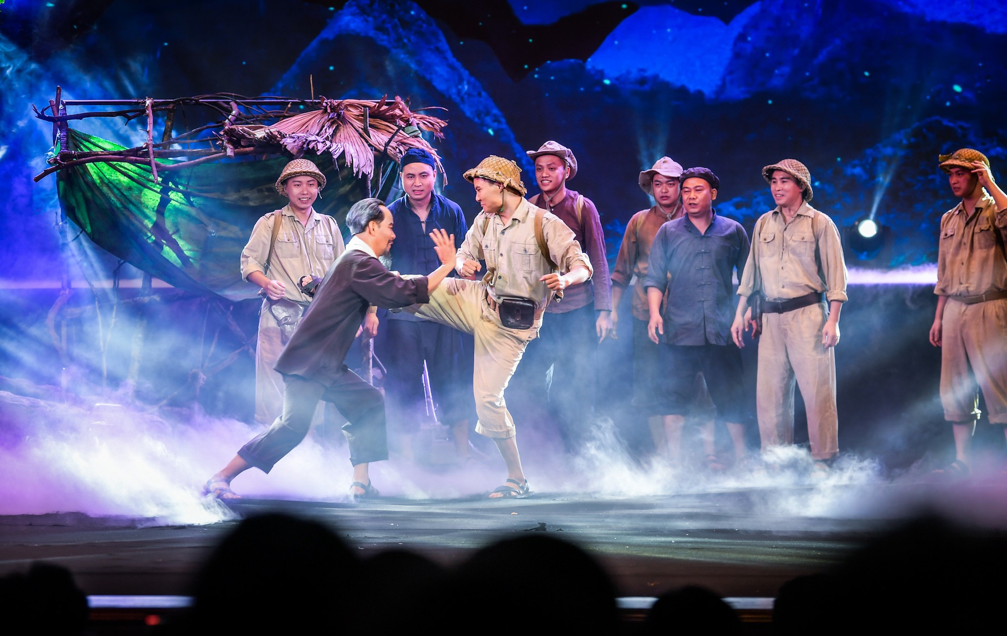 Người luôn nhìn thấu và phát huy cao độ sức mạnh đại đoàn kết toàn dân tộc cùng tinh thần anh hùng, bất khuất để đưa cách mạng nước ta đạt được những thành tựu to lớn. Người luôn nhìn thấu và phát huy cao độ sức mạnh đại đoàn kết toàn dân tộc cùng tinh thần anh hùng, bất khuất để đưa cách mạng nước ta đạt được những thành tựu to lớn.