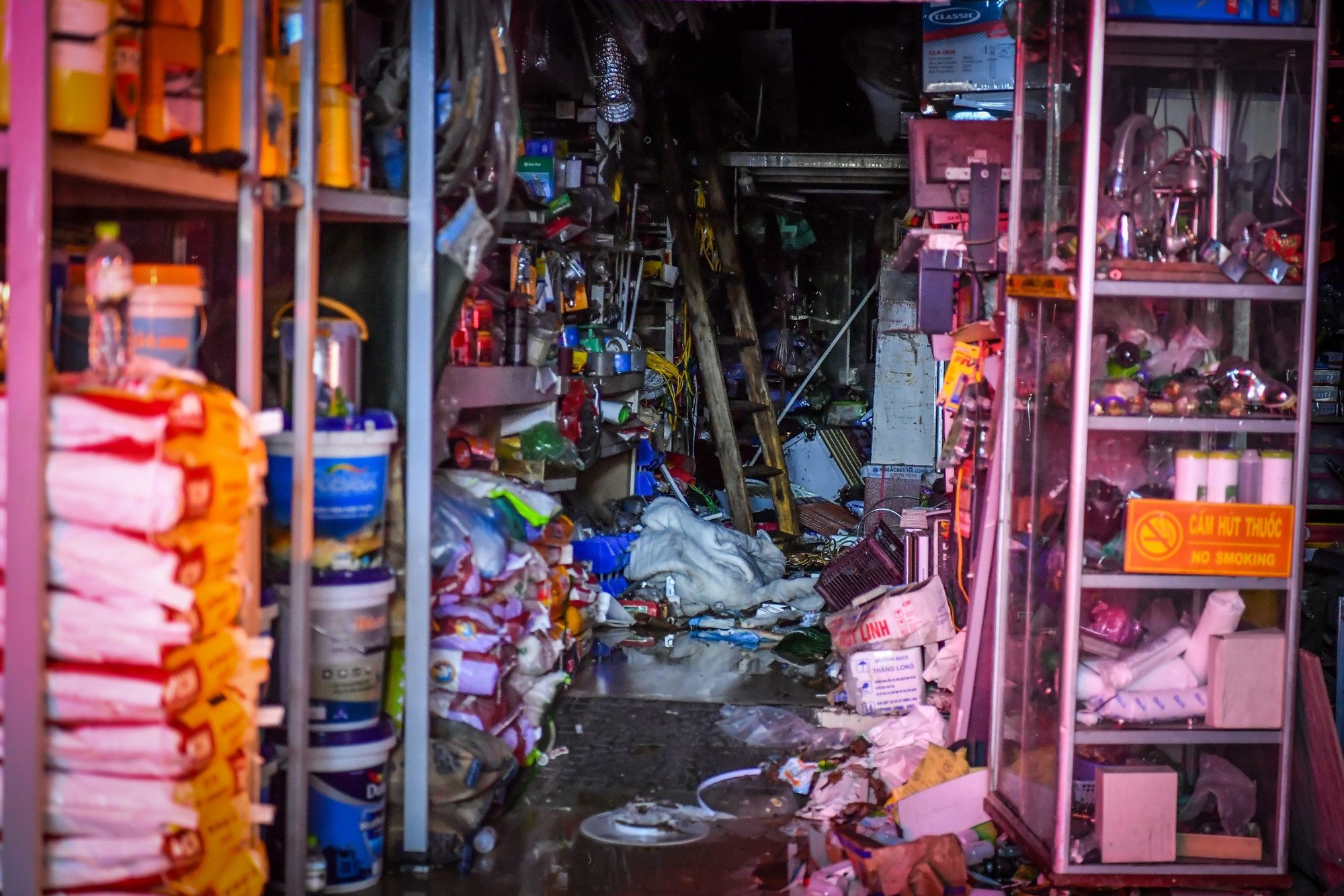 Bên trong đồ đạc xếp kín lối đi... Bên trong đồ đạc xếp kín lối đi...