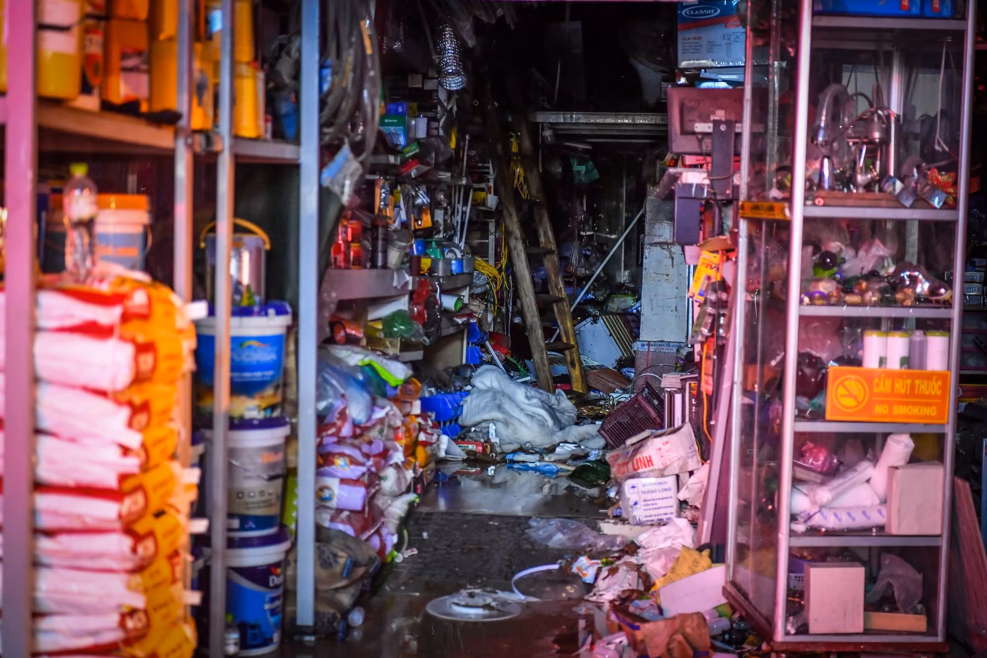 Bên trong đồ đạc xếp kín lối đi...