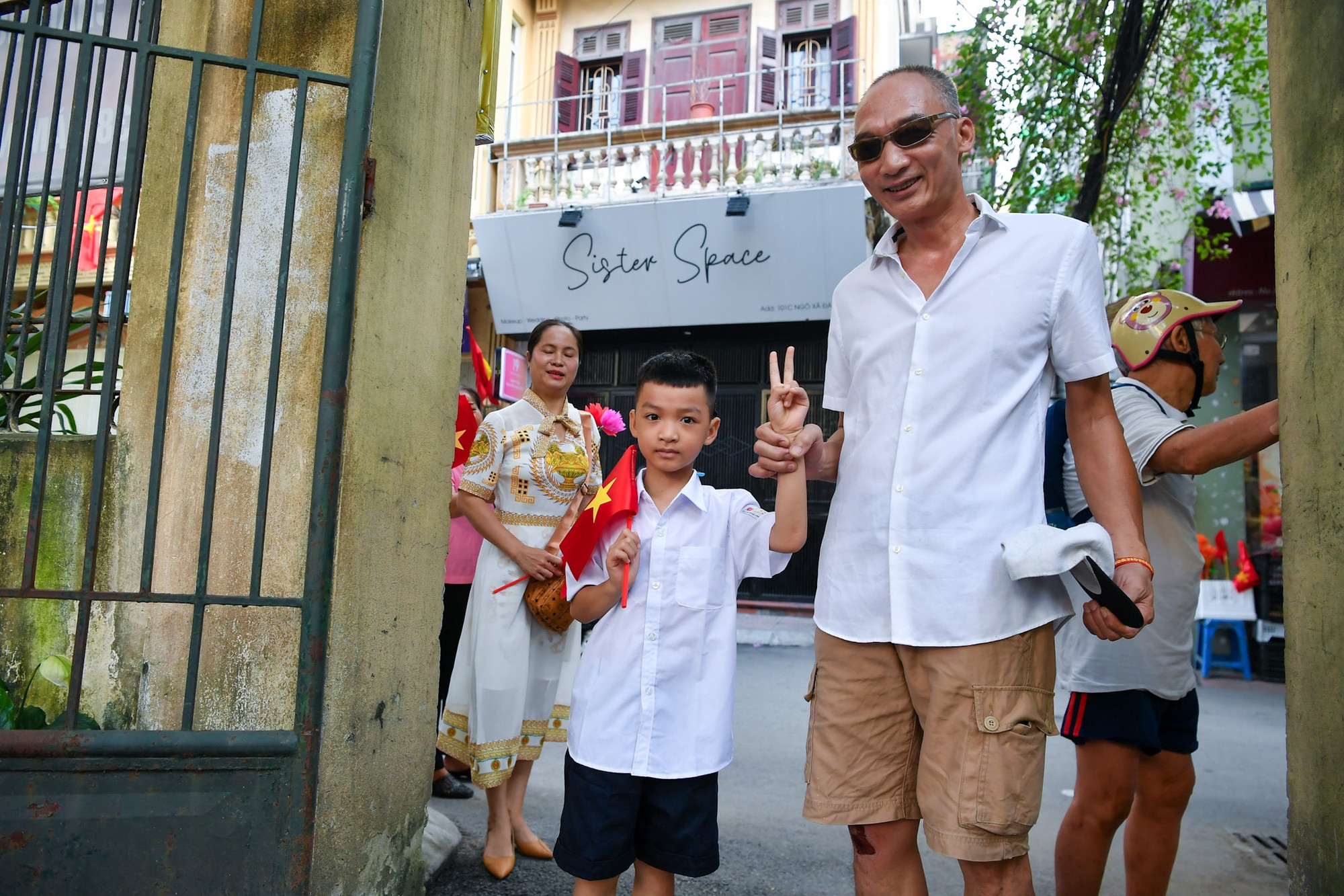 Hòa chung không khí khai giảng năm học mới trên cả nước, sáng nay, 5/9, thầy và trò Trường Phổ thông cơ sở Xã Đàn (quận Đống Đa, Hà Nội) tổ chức lễ khai giảng năm học 2024-2025. Đây là ngôi trường chuyên biệt chủ yếu dành cho trẻ em khiếm thính đầu tiên tại Việt Nam.