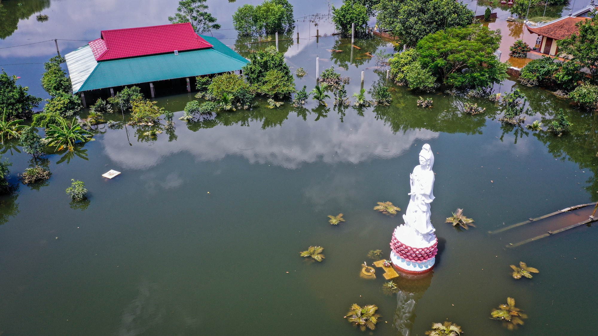 Nước mênh mông xóa bỏ ranh giới của những con đường liên thôn. Nước mênh mông xóa bỏ ranh giới của những con đường liên thôn.