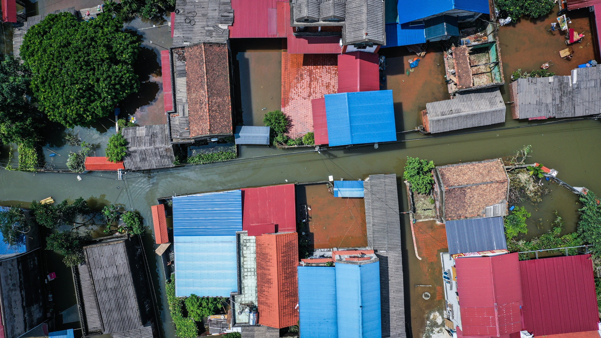 Nhìn từ trên cao, có thể thấy toàn thôn An Lạc vẫn chìm sâu trong biển nước. Nhìn từ trên cao, có thể thấy toàn thôn An Lạc vẫn chìm sâu trong biển nước.