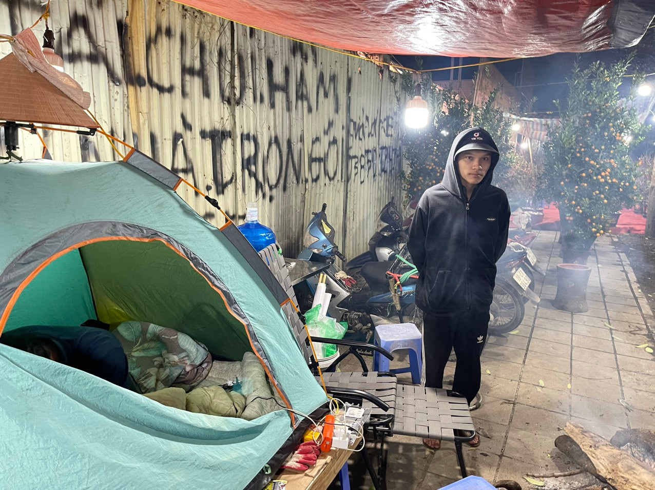 Thậm chí, những người bán đào, quất còn mang cả lều cá nhân, chăn màn để chống chọi với nhiệt độ thấp...