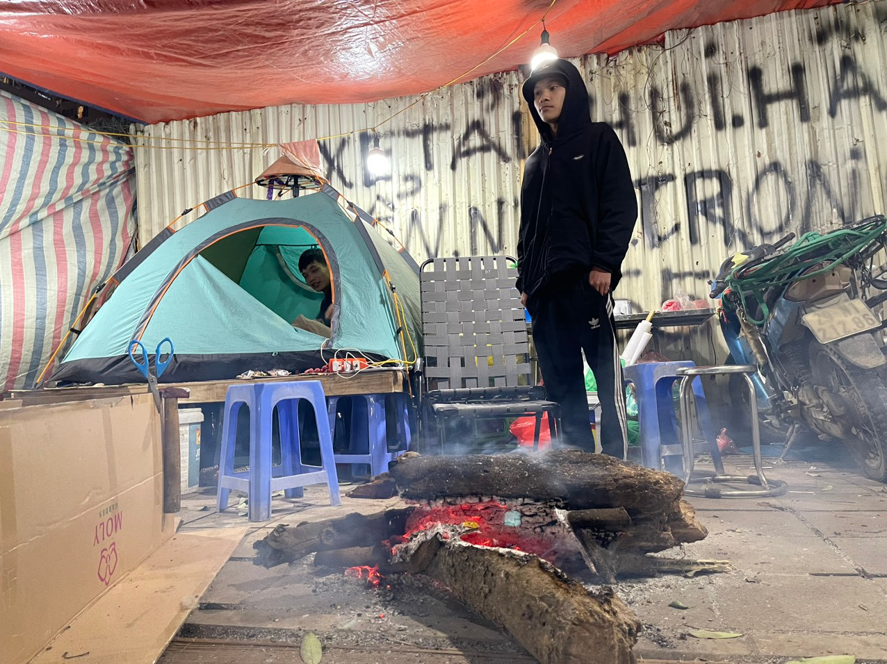 Gặp đúng đợt lạnh kỷ lục từ đầu đông, anh Văn và người nhà đã phải tìm củi, nhóm lửa ngay bên vỉa hè để chống rét. "Trời lạnh căm khiến cho tay, chân chúng tôi tê bì cả. Ngồi ngoài đường càng buốt hơn", anh chia sẻ.