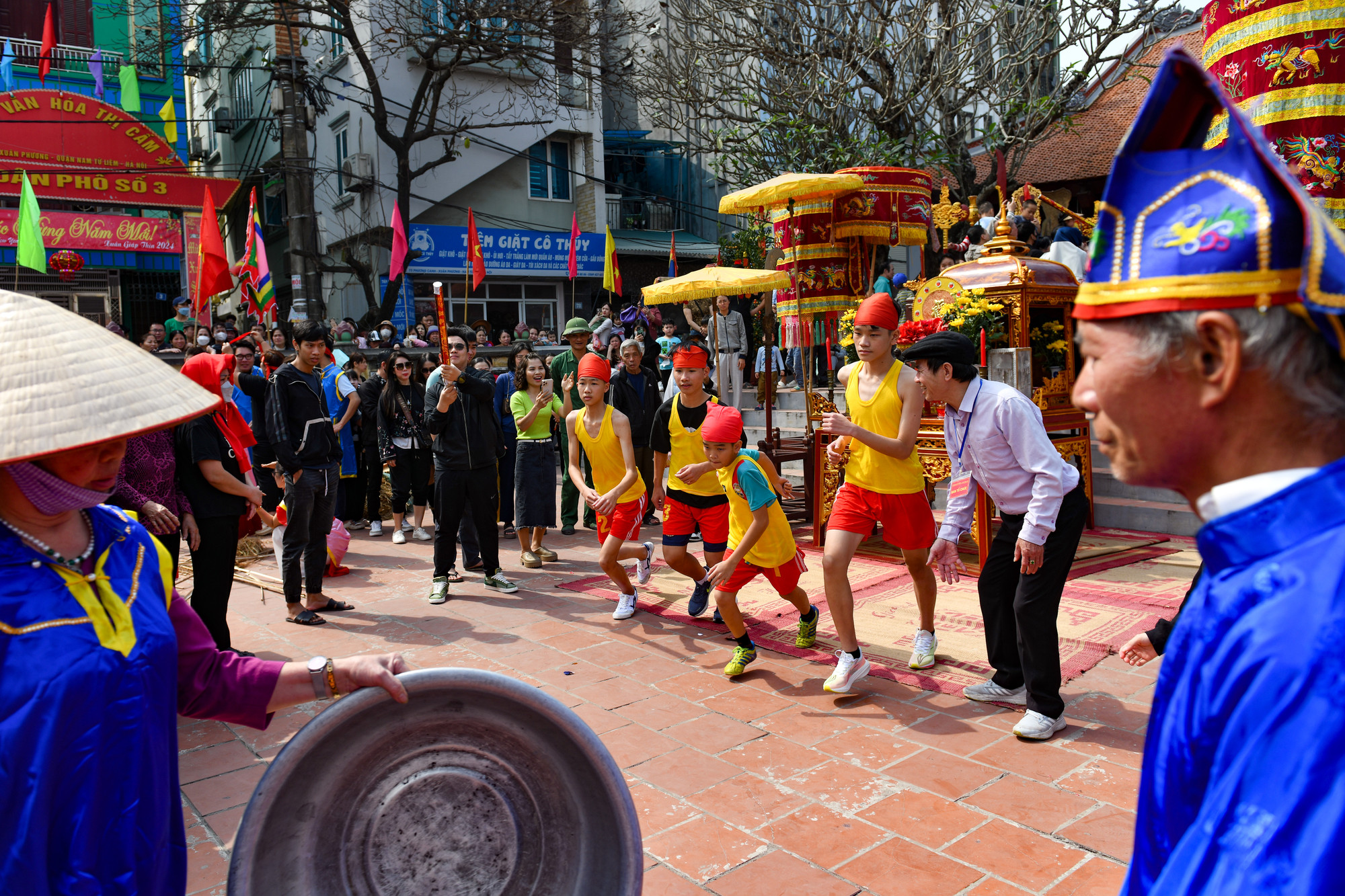 Đúng 11 giờ, phần thi lấy nước, kéo lửa bắt đầu. Các đội thi đã cử ra một người cầm bình bằng đồng tham gia thi chạy đến bờ sông Nhuệ lấy nước về nấu cơm. Tuy nhiên để bảo đảm an toàn, nước phải được lấy ở sông và đun sôi từ trước.