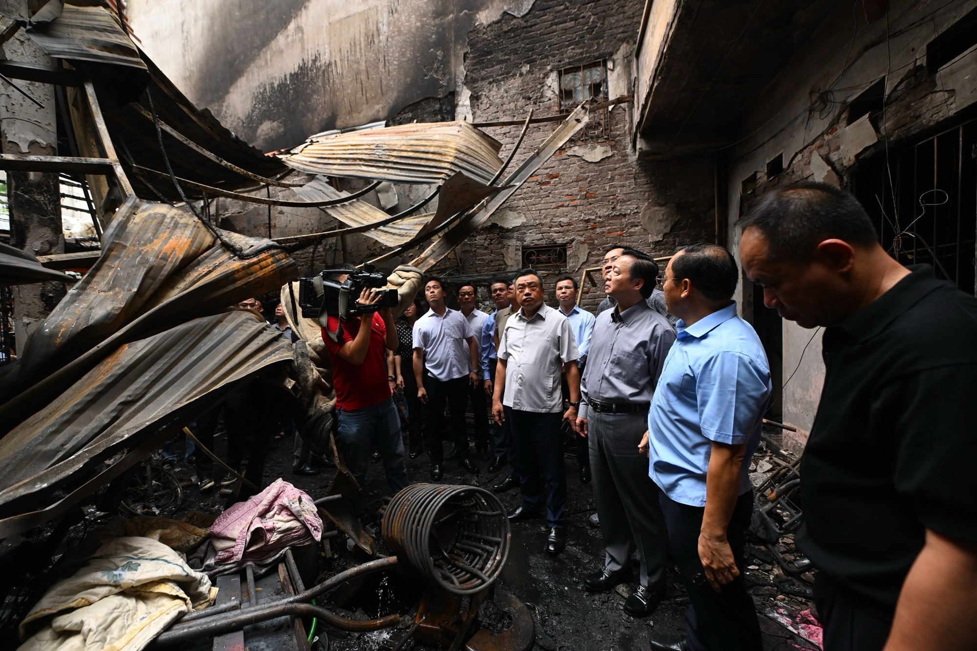 Sáng cùng ngày, Phó Thủ tướng Trần Hồng Hà cũng đã có mặt tại hiện trường vụ cháy.