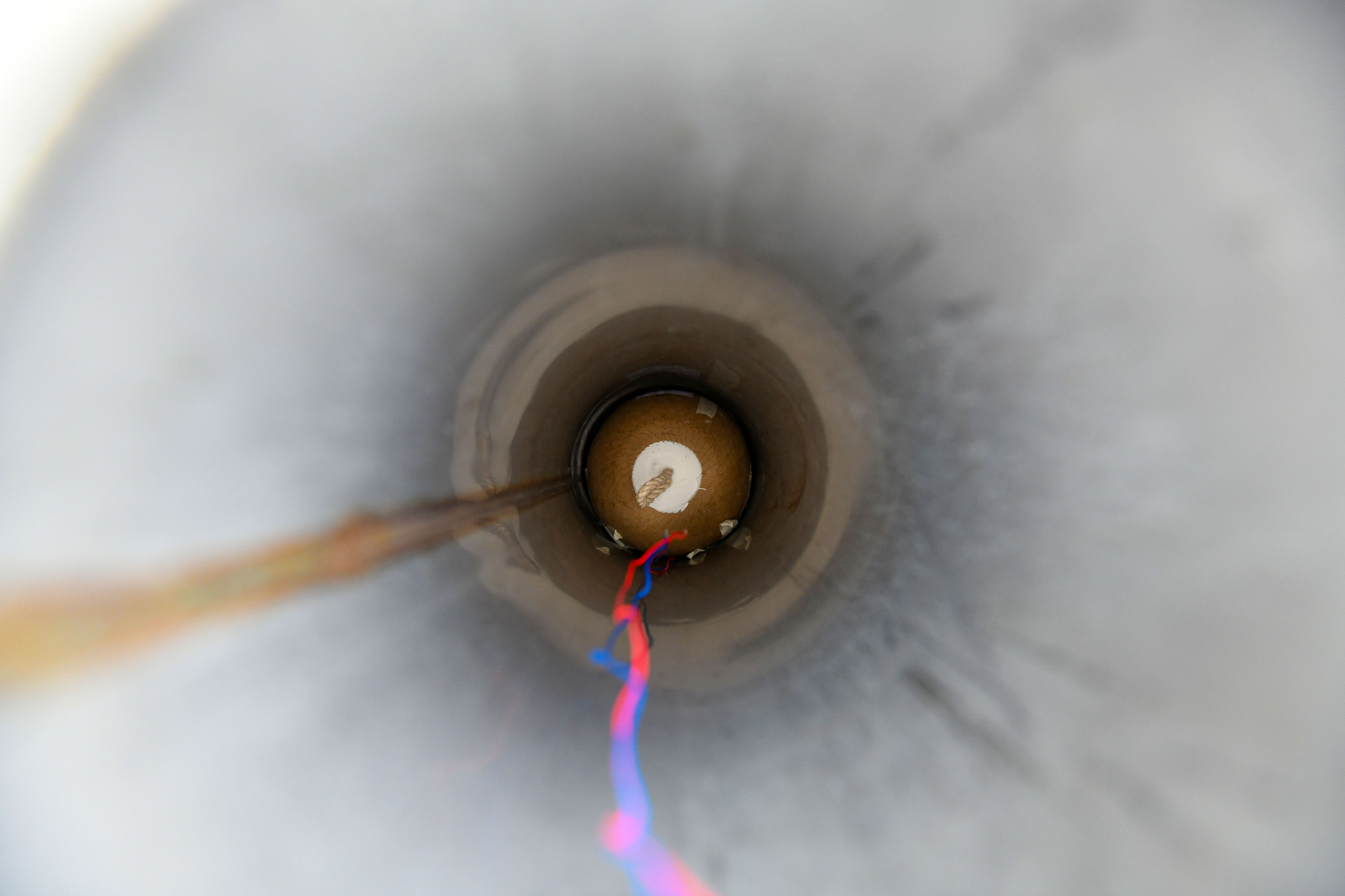 Bên trong ống phóng.