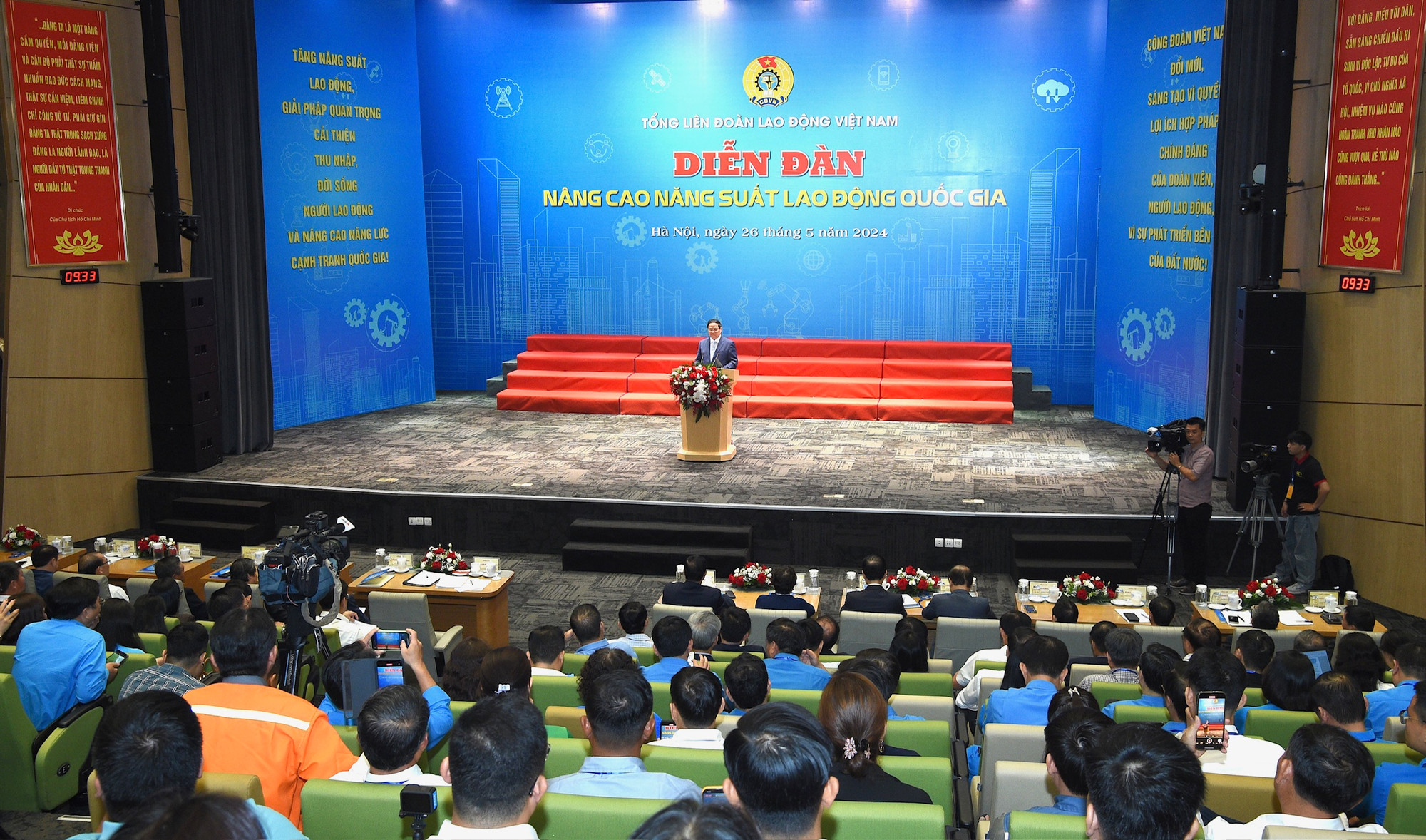 Thủ tướng ghi nhận, đánh giá cao và biểu dương sự nỗ lực của Tổng Liên đoàn Lao động Việt Nam, Công đoàn các cấp, cộng đồng doanh nghiệp và toàn bộ đội ngũ công nhân, người lao động trên cả nước trong việc hăng hái thi đua lao động sản xuất, tăng NSLĐ, đóng góp cho thành tựu chung của đất nước Thủ tướng ghi nhận, đánh giá cao và biểu dương sự nỗ lực của Tổng Liên đoàn Lao động Việt Nam, Công đoàn các cấp, cộng đồng doanh nghiệp và toàn bộ đội ngũ công nhân, người lao động trên cả nước trong việc hăng hái thi đua lao động sản xuất, tăng NSLĐ, đóng góp cho thành tựu chung của đất nước.