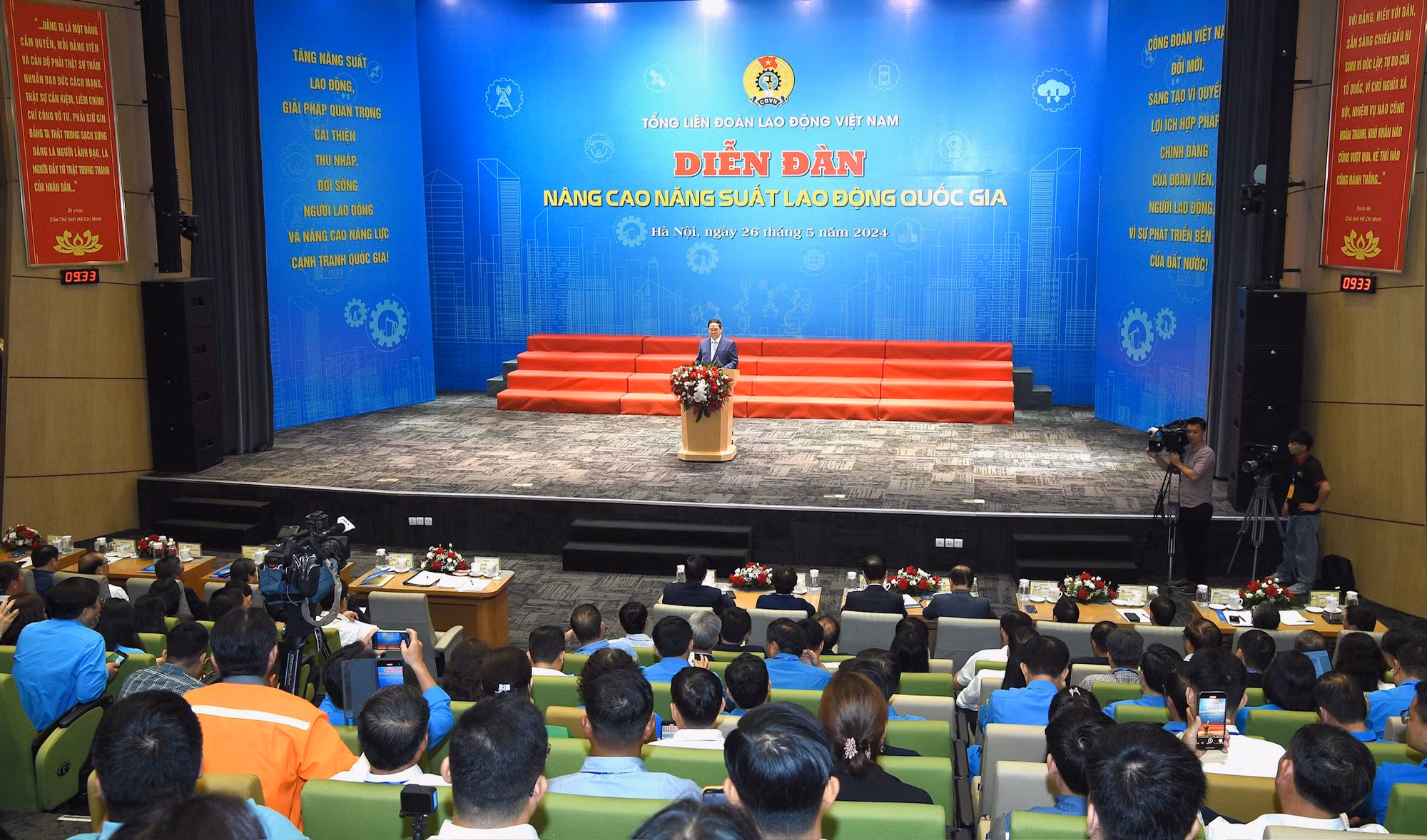 Thủ tướng ghi nhận, đánh giá cao và biểu dương sự nỗ lực của Tổng Liên đoàn Lao động Việt Nam, Công đoàn các cấp, cộng đồng doanh nghiệp và toàn bộ đội ngũ công nhân, người lao động trên cả nước trong việc hăng hái thi đua lao động sản xuất, tăng NSLĐ, đóng góp cho thành tựu chung của đất nước Thủ tướng ghi nhận, đánh giá cao và biểu dương sự nỗ lực của Tổng Liên đoàn Lao động Việt Nam, Công đoàn các cấp, cộng đồng doanh nghiệp và toàn bộ đội ngũ công nhân, người lao động trên cả nước trong việc hăng hái thi đua lao động sản xuất, tăng NSLĐ, đóng góp cho thành tựu chung của đất nước.