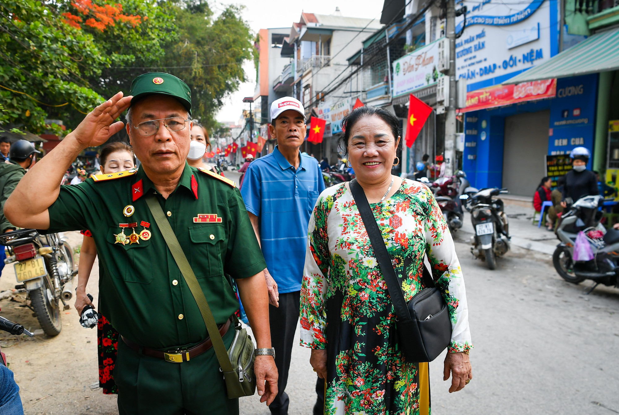 Ông Kim Đình Thi, năm nay đã 75 tuổi. Ông Thi là cựu chiến binh tới từ Hải Dương. Dịp này, ông cùng vợ lên Điện Biên vừa để về nguồn, vừa để được hòa mình vào ngày kỷ niệm trọng đại của dân tộc.