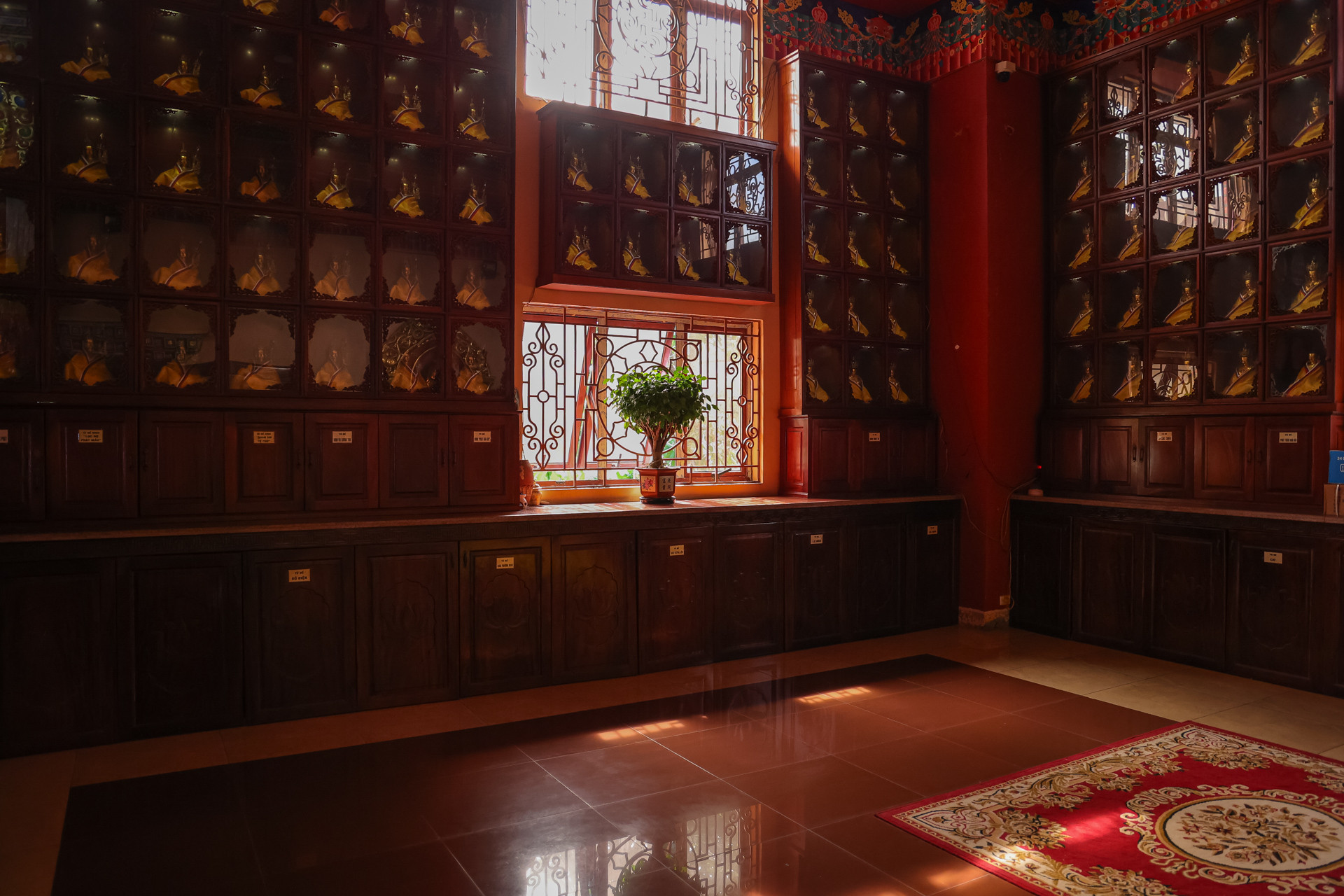 Toàn bộ trần, tường, dầm đỡ, cột nhà được trang trí theo phong cách Kim cương thừa cùng các họa tiết được thiết kế tỉ mỉ, tinh xảo.