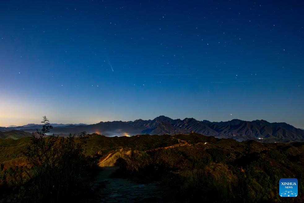 Sao chổi C/2023 A3, hay còn gọi là Tsuchinshan-ATLAS, là một sao chổi chu kỳ dài, được phát hiện vào tháng 1-2023 bởi Đài thiên văn Tử Kim Sơn (Trung Quốc), sau đó được phát hiện độc lập bởi hệ thống ATLAS (Nam Phi). Theo tính toán, sao chổi C/2023 A3 di chuyển quanh Mặt trời theo chu kỳ khoảng 80.660 năm. Trong ảnh, sao chổi A3 được quan sát từ Vạn Lý Trường Thành tại Trung Quốc tối 19/10. (Ảnh: Xinhua)