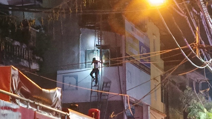 Dù đã cố gắng tiếp cận từ phía hông nhà, theo hướng ban công, nhưng cảnh sát và người dân vẫn gặp rất nhiều khó khăn để đưa những người mắc kẹt ra bên ngoài.