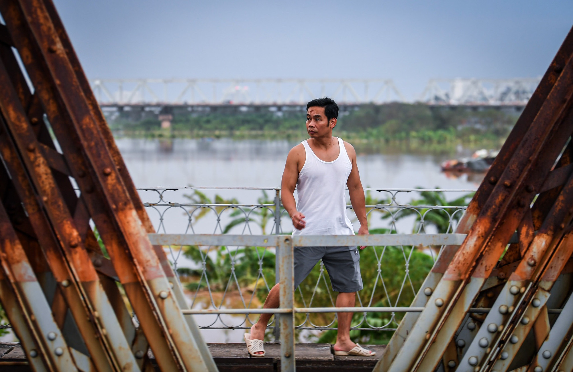 [Ảnh] Bất chấp lệnh cấm, người dân vẫn lên cầu Long Biên... dạo mát ảnh 10