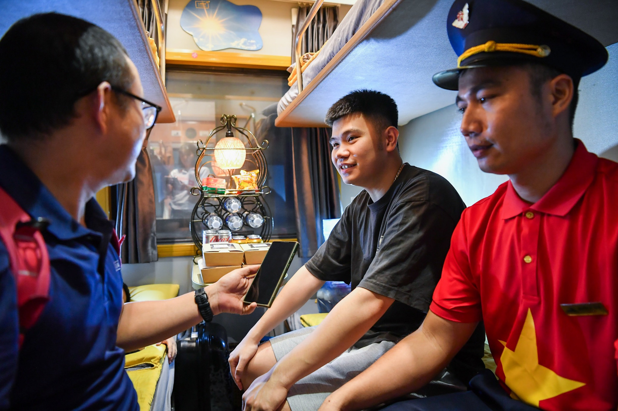 Anh Nguyễn Sỹ Đồng mang màu áo mới in hình quốc kỳ lên chuyến tàu "đặc biệt" giáp thềm kỷ nghỉ lễ 2/9...