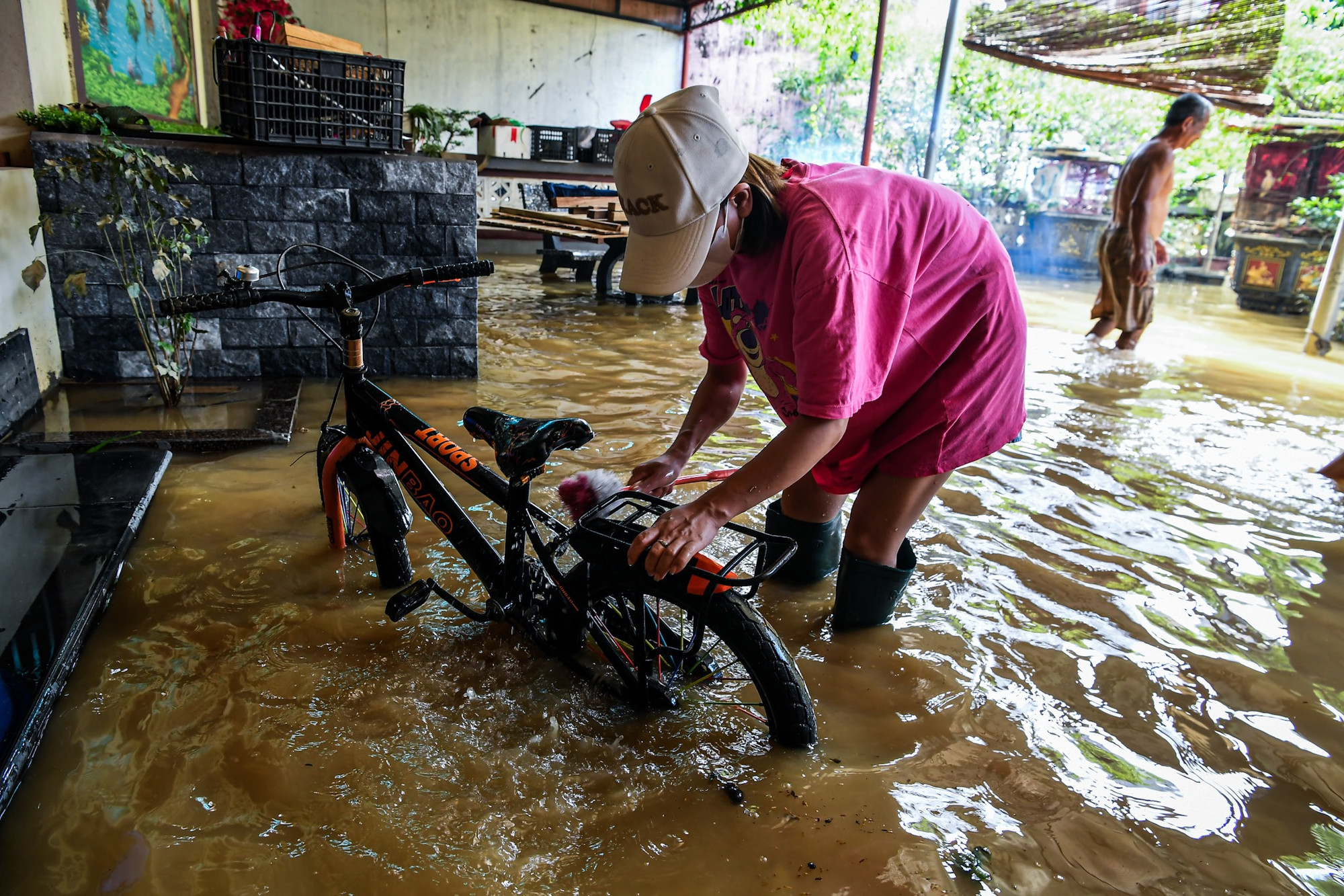 Chiều 13/9, khi mực nước giảm bớt, một số hộ dân đã quay về nhà để bắt đầu dọn dẹp. Chiều 13/9, khi mực nước giảm bớt, một số hộ dân đã quay về nhà để bắt đầu dọn dẹp.