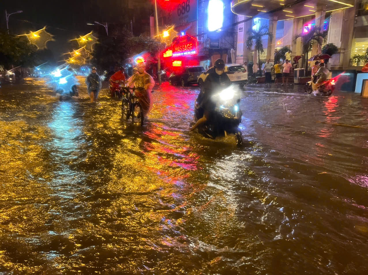 Đài Khí tượng Thủy văn khu vực đồng bằng và trung du Bắc Bộ nhận định, trong sáng nay, Hà Nội tiếp tục có mưa, mưa vừa, có nơi mưa to và dông. Từ chiều nay và đêm nay, Hà Nội có mưa rào rải rác và có nơi có dông. Từ ngày mai, mưa giảm.
