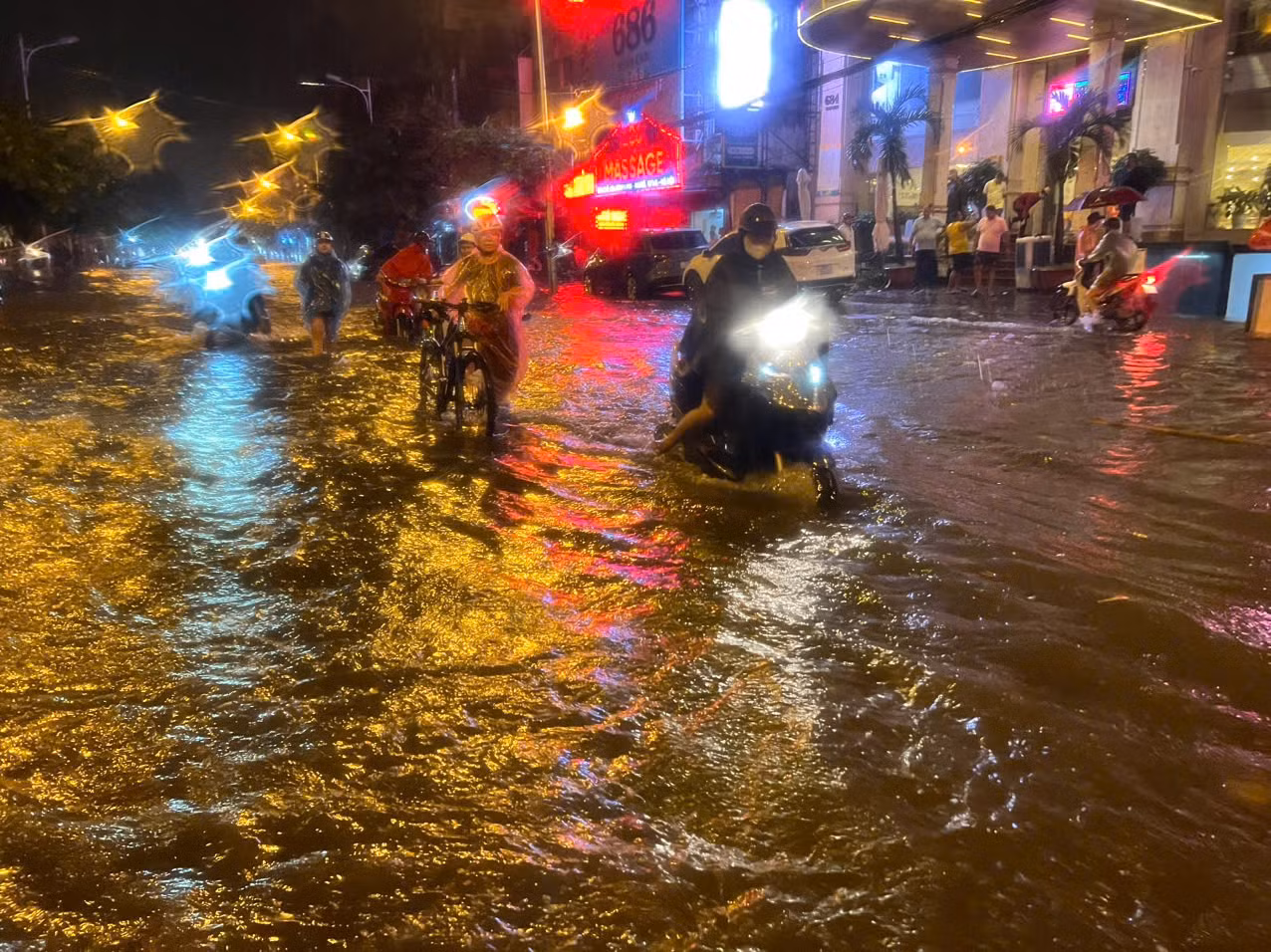Đài Khí tượng Thủy văn khu vực đồng bằng và trung du Bắc Bộ nhận định, trong sáng nay, Hà Nội tiếp tục có mưa, mưa vừa, có nơi mưa to và dông. Từ chiều nay và đêm nay, Hà Nội có mưa rào rải rác và có nơi có dông. Từ ngày mai, mưa giảm.