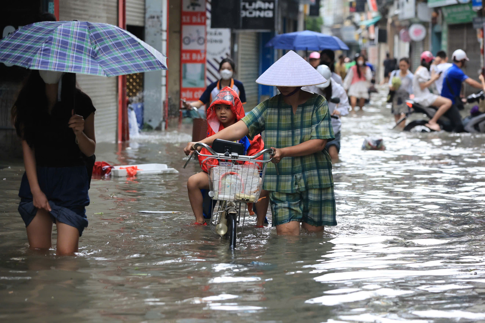 Do ngập xảy ra đúng giờ đi làm nên người dân Hà Nội đã rất chật vật.
