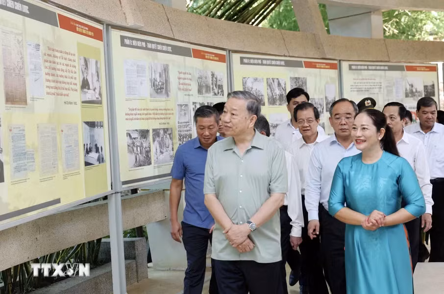 Chủ tịch nước Tô Lâm nghe giới thiệu về Đền thờ Chủ tịch Hồ Chí Minh.