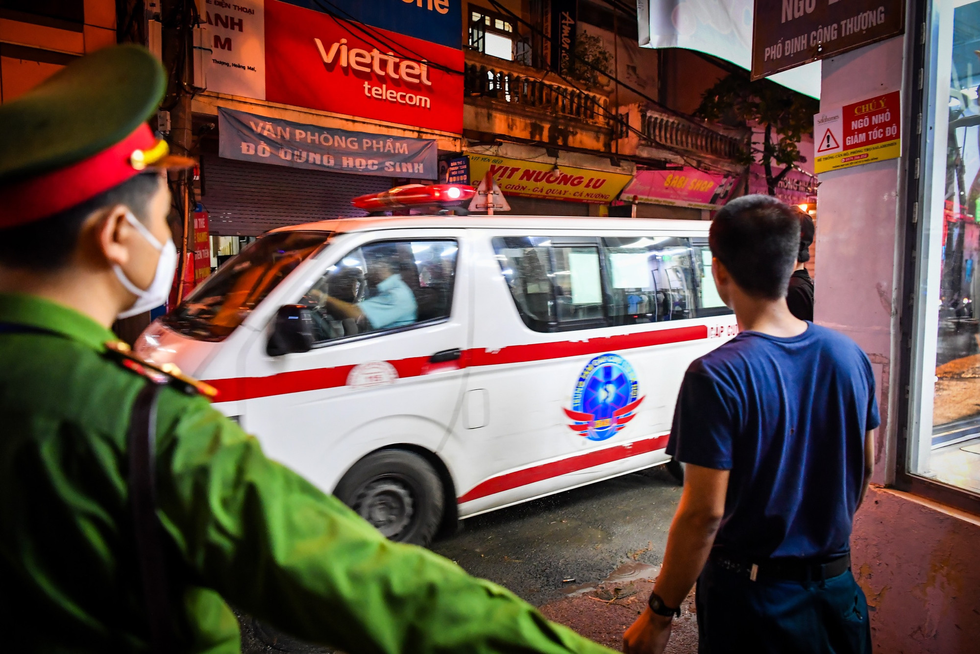 21 giờ 30 cùng ngày, chiếc xe cấp cứu đưa thi thể nạn nhân đầu tiên đã rời đi. 21 giờ 30 cùng ngày, chiếc xe cấp cứu đưa thi thể nạn nhân đầu tiên đã rời đi.