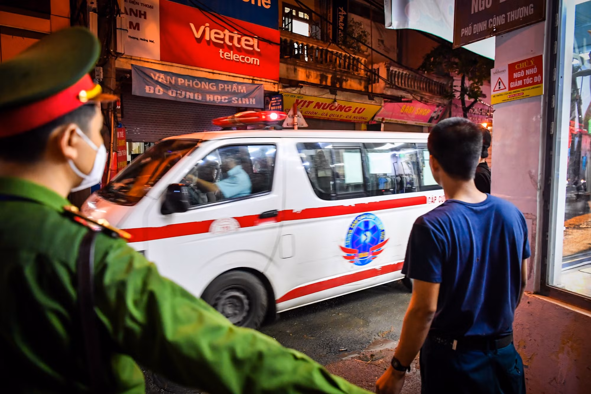 21 giờ 30 cùng ngày, chiếc xe cấp cứu đưa thi thể nạn nhân đầu tiên đã rời đi.