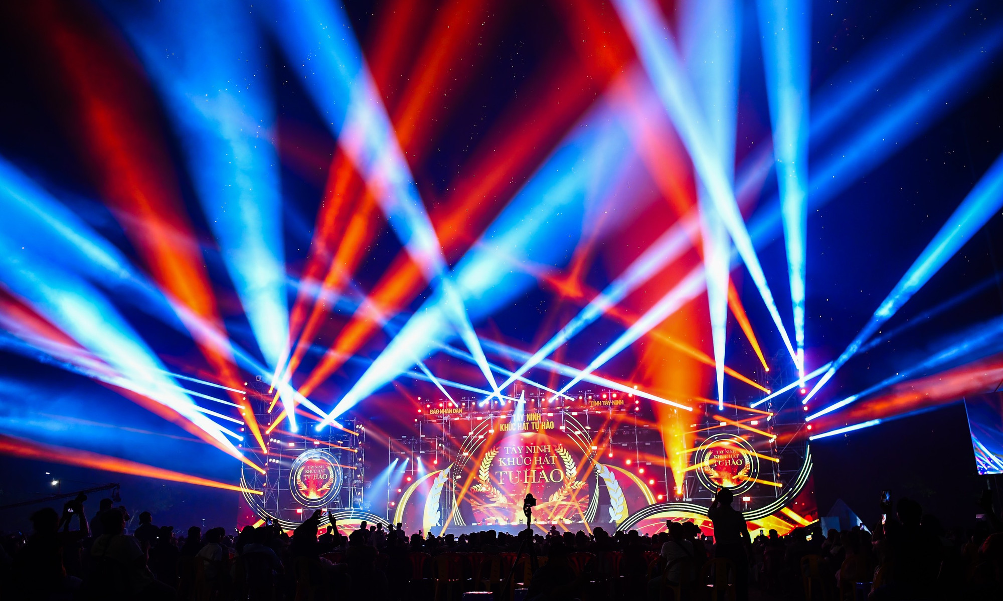 Không khí cuồng nhiệt tại Tây Ninh tối 30/3.